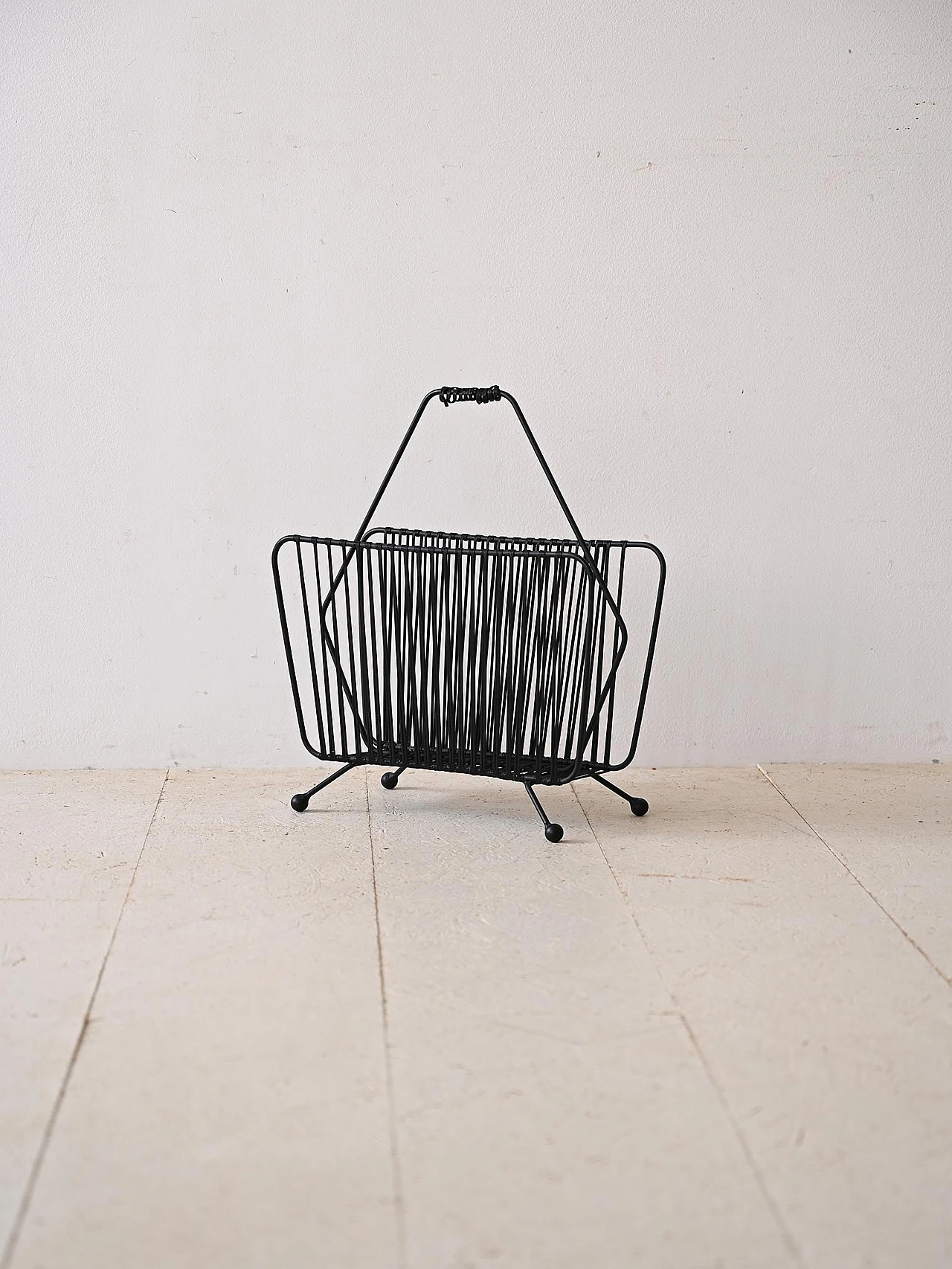 Magazine rack in metal and plastic wire, 1960s 3