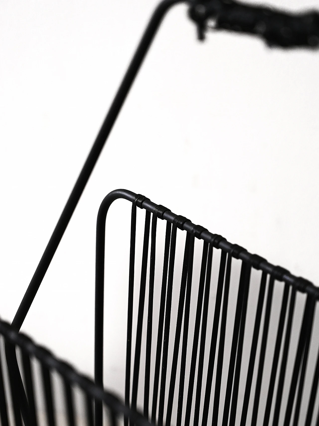 Magazine rack in metal and plastic wire, 1960s 5