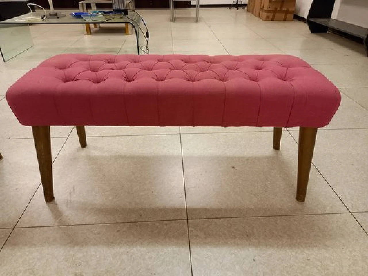 Coppia di Panche in tessuto rosa con gambe coniche in legno, anni '50 5