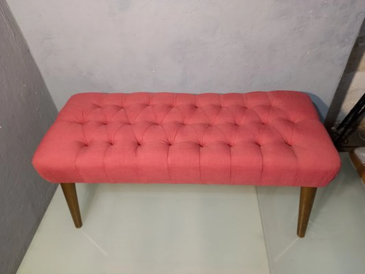 Coppia di Panche in tessuto rosa con gambe coniche in legno, anni '50 8