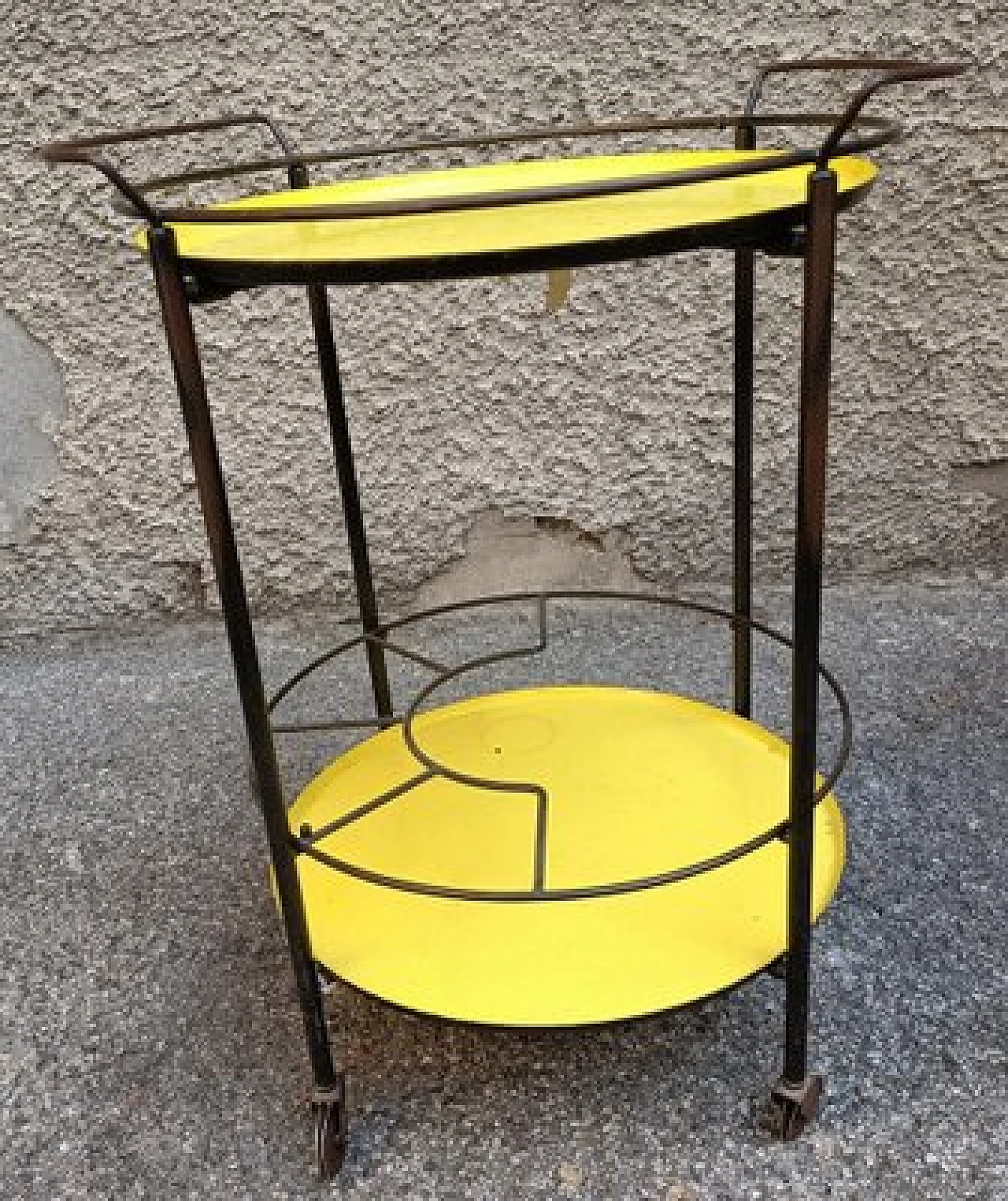 Carrello in ottone e ferro laccato giallo con portabottiglie, anni '60 1