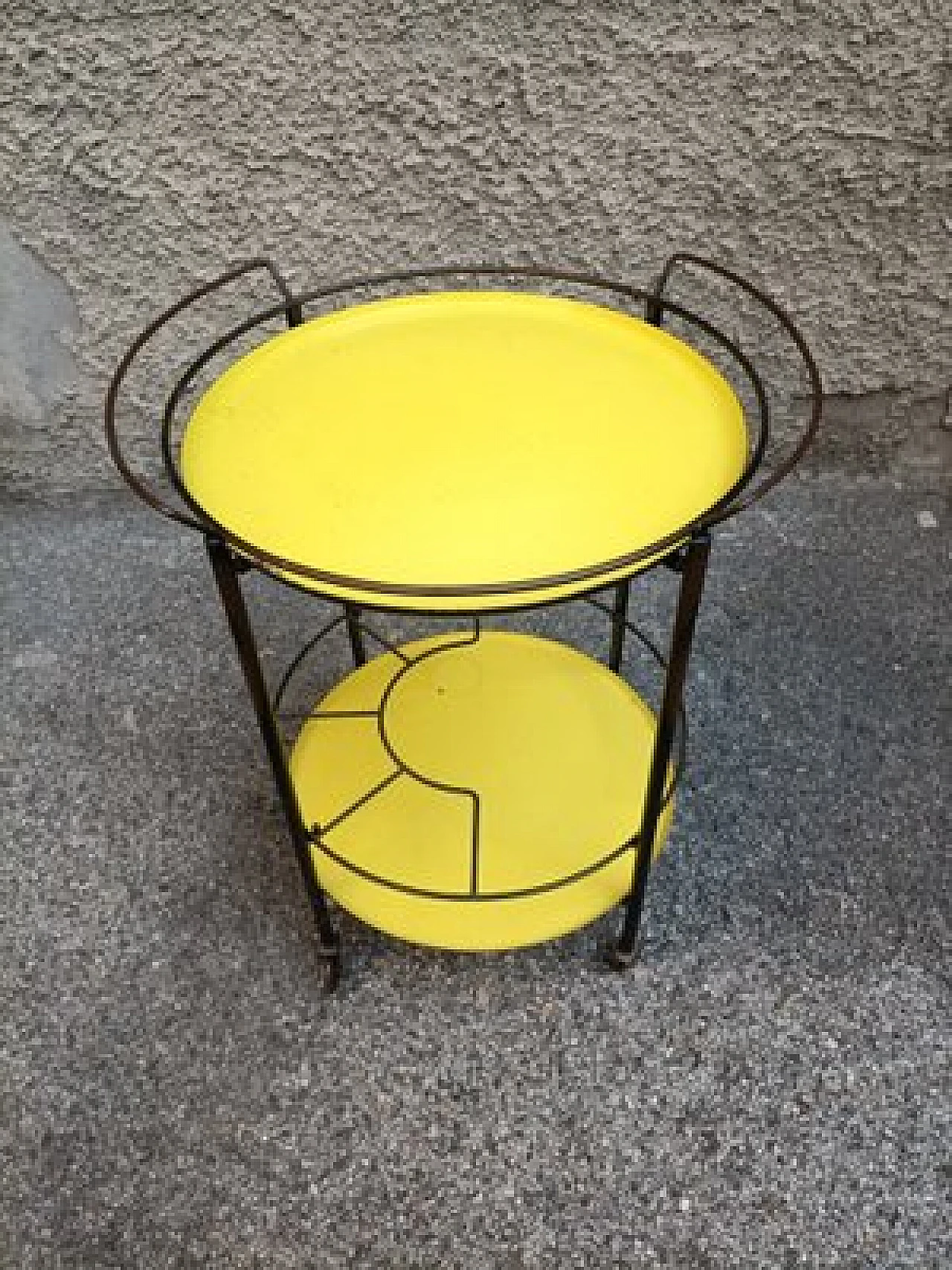 Carrello in ottone e ferro laccato giallo con portabottiglie, anni '60 2