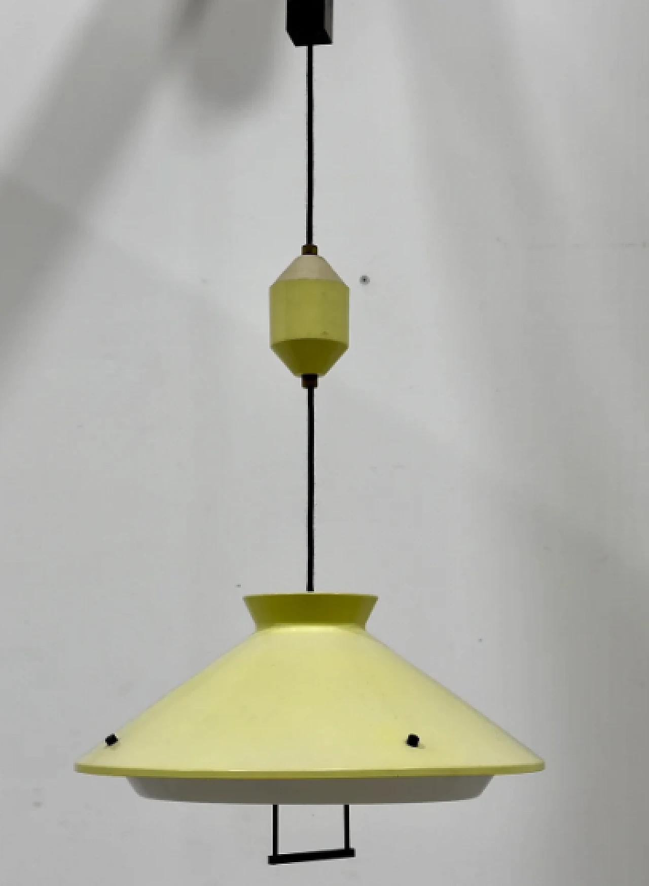 Enameled aluminum and plexiglass chandelier by Stilnovo, 1950s 1