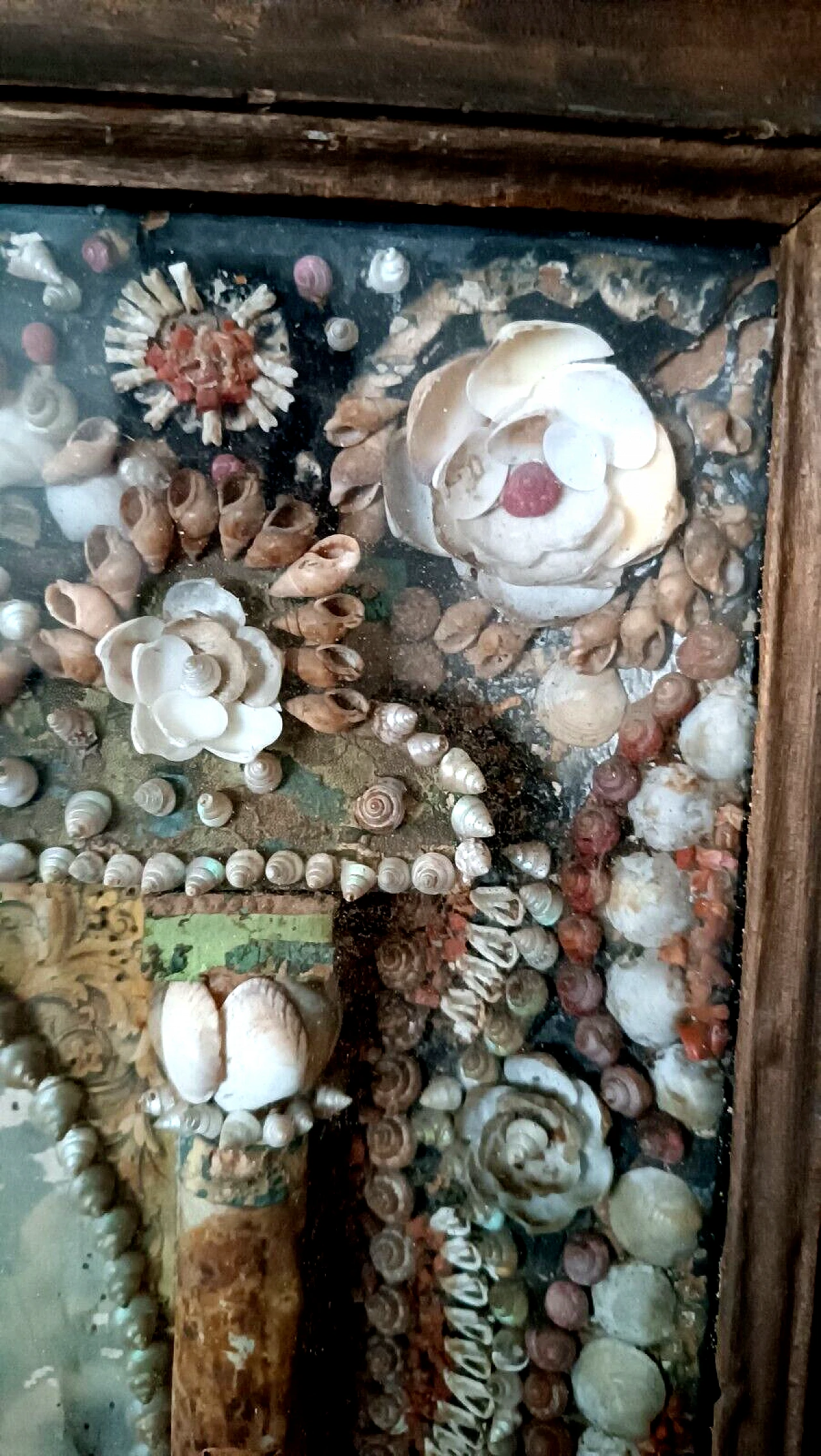 Case with Madonna and Child engraving, shells and coral, 19th century 6