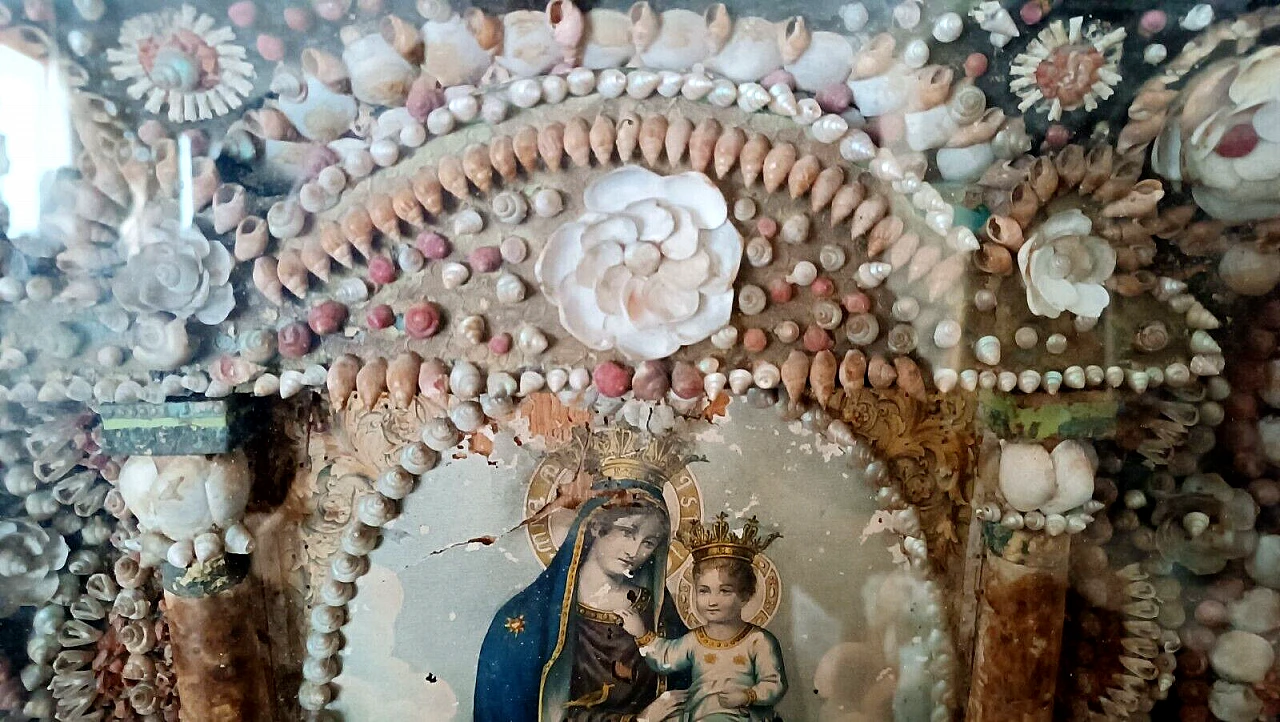 Case with Madonna and Child engraving, shells and coral, 19th century 7