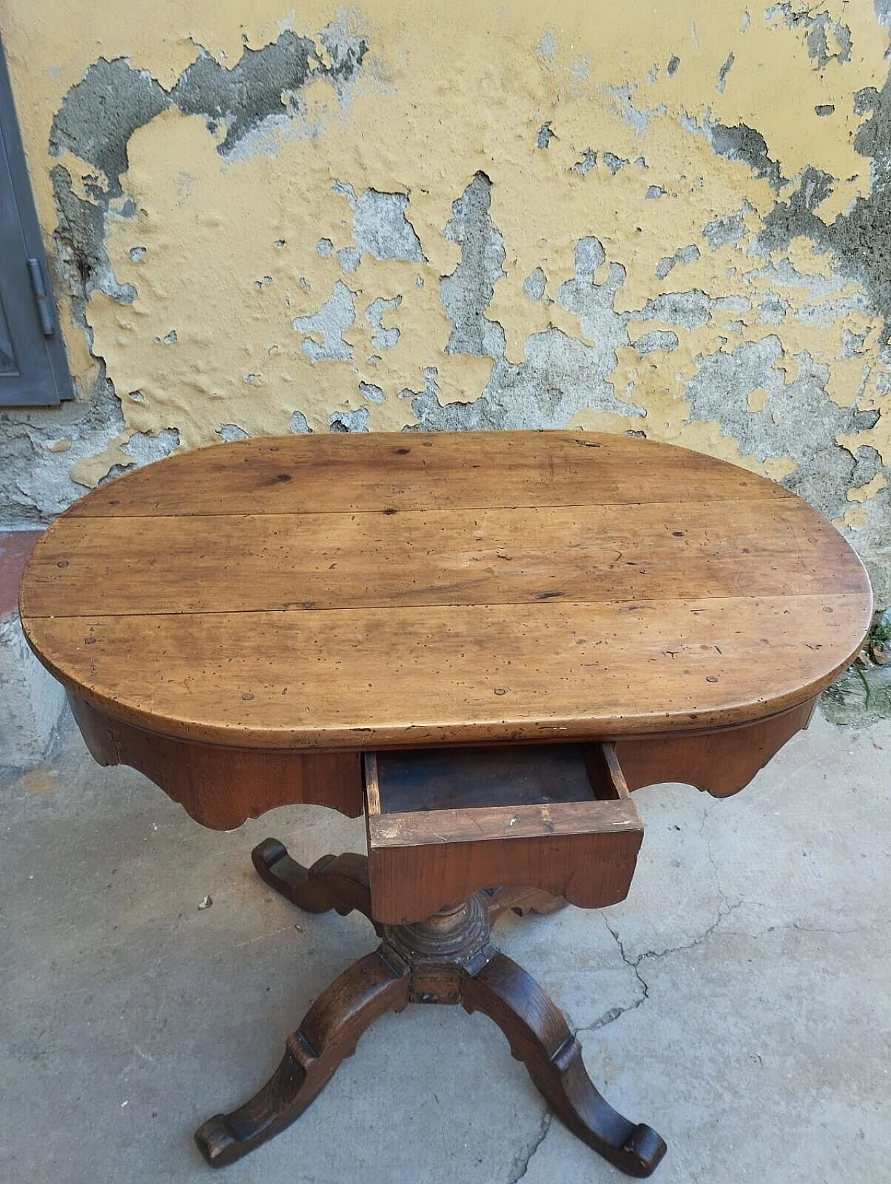 Tuscan oval cherry wood and walnut coffee table, 19th century 3