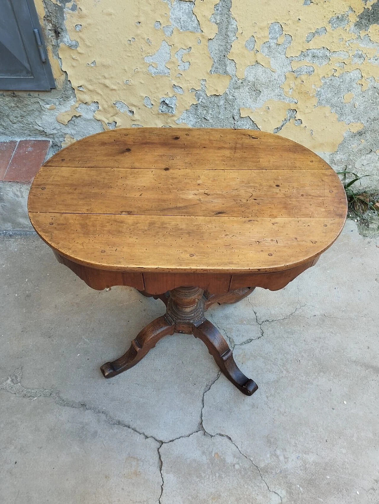 Tuscan oval cherry wood and walnut coffee table, 19th century 4