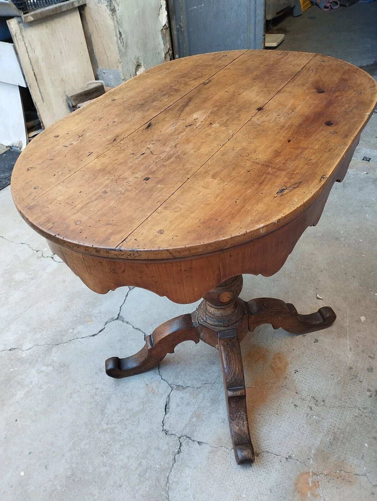 Tuscan oval cherry wood and walnut coffee table, 19th century 5