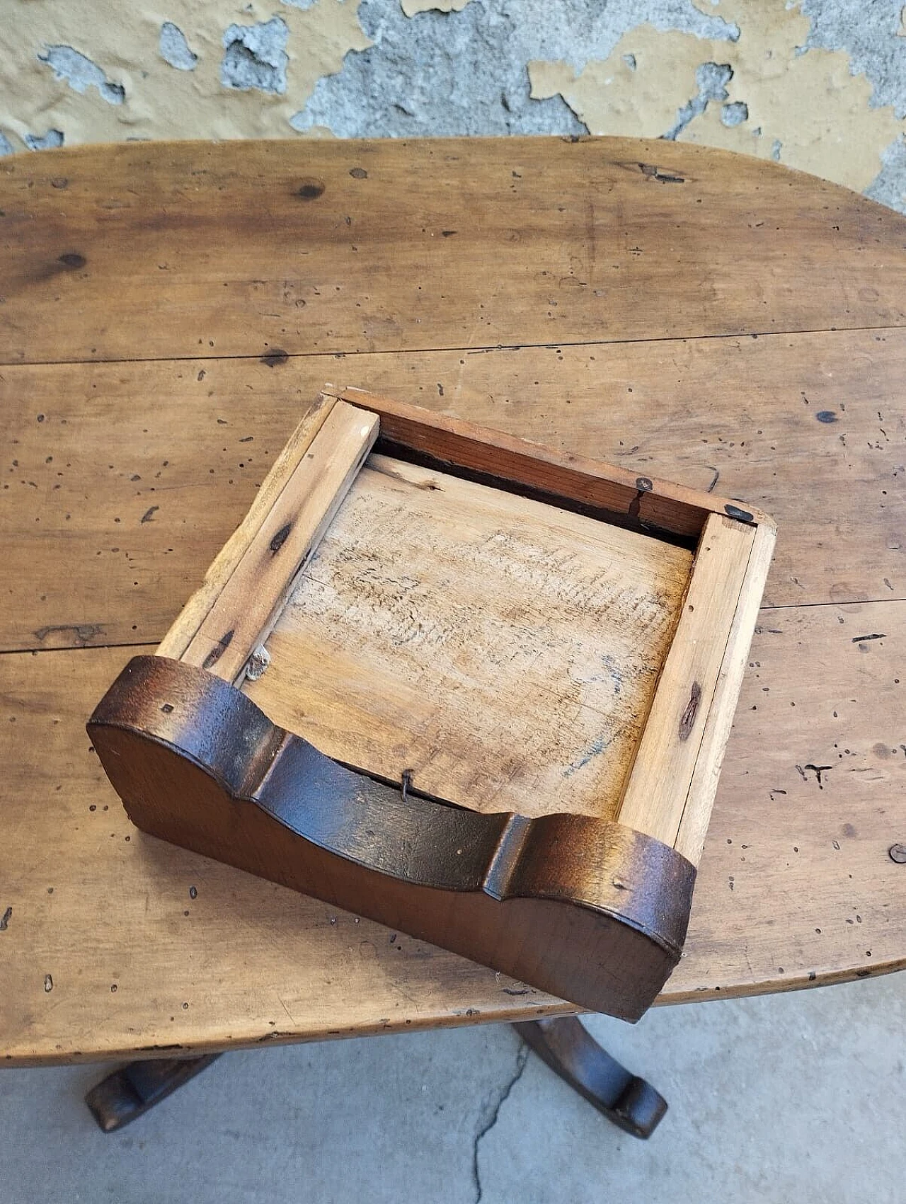 Tuscan oval cherry wood and walnut coffee table, 19th century 6