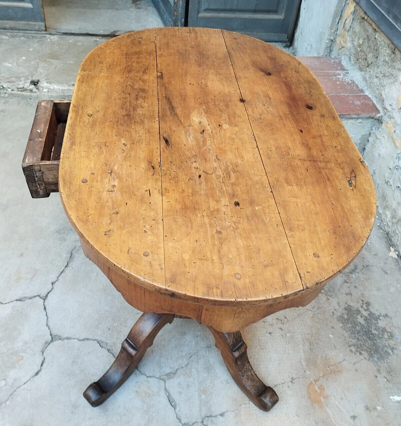 Tuscan oval cherry wood and walnut coffee table, 19th century 7