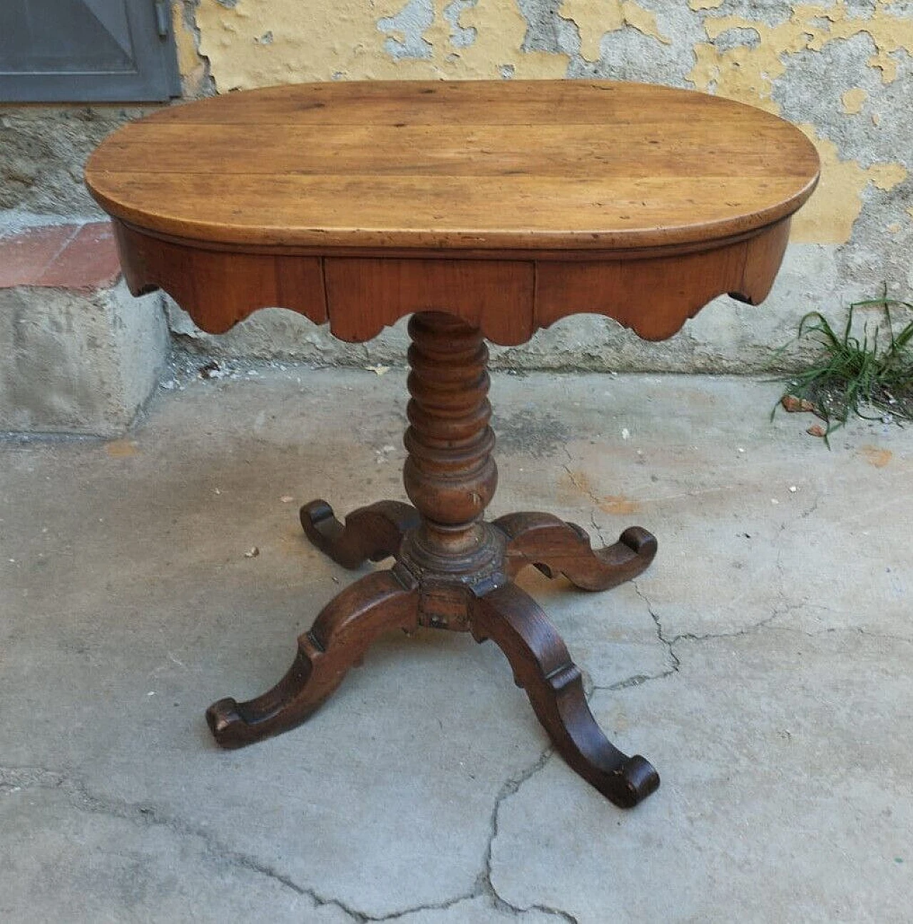 Tuscan oval cherry wood and walnut coffee table, 19th century 8