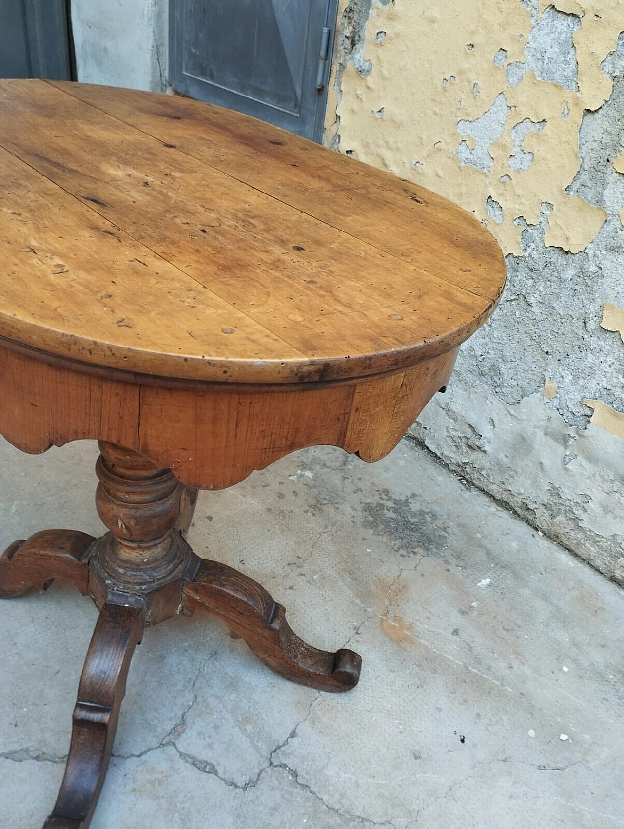 Tuscan oval cherry wood and walnut coffee table, 19th century 10