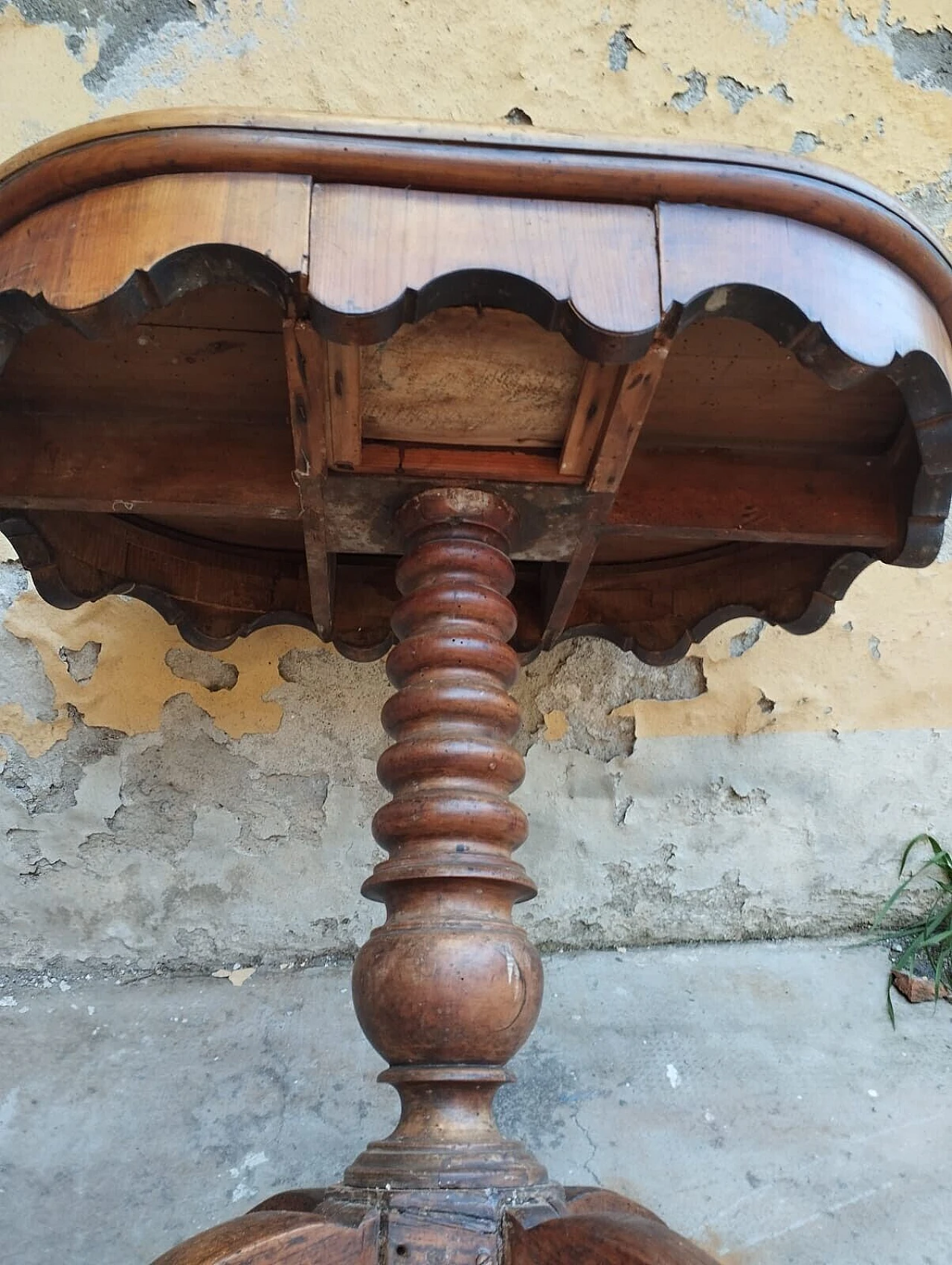 Tuscan oval cherry wood and walnut coffee table, 19th century 11