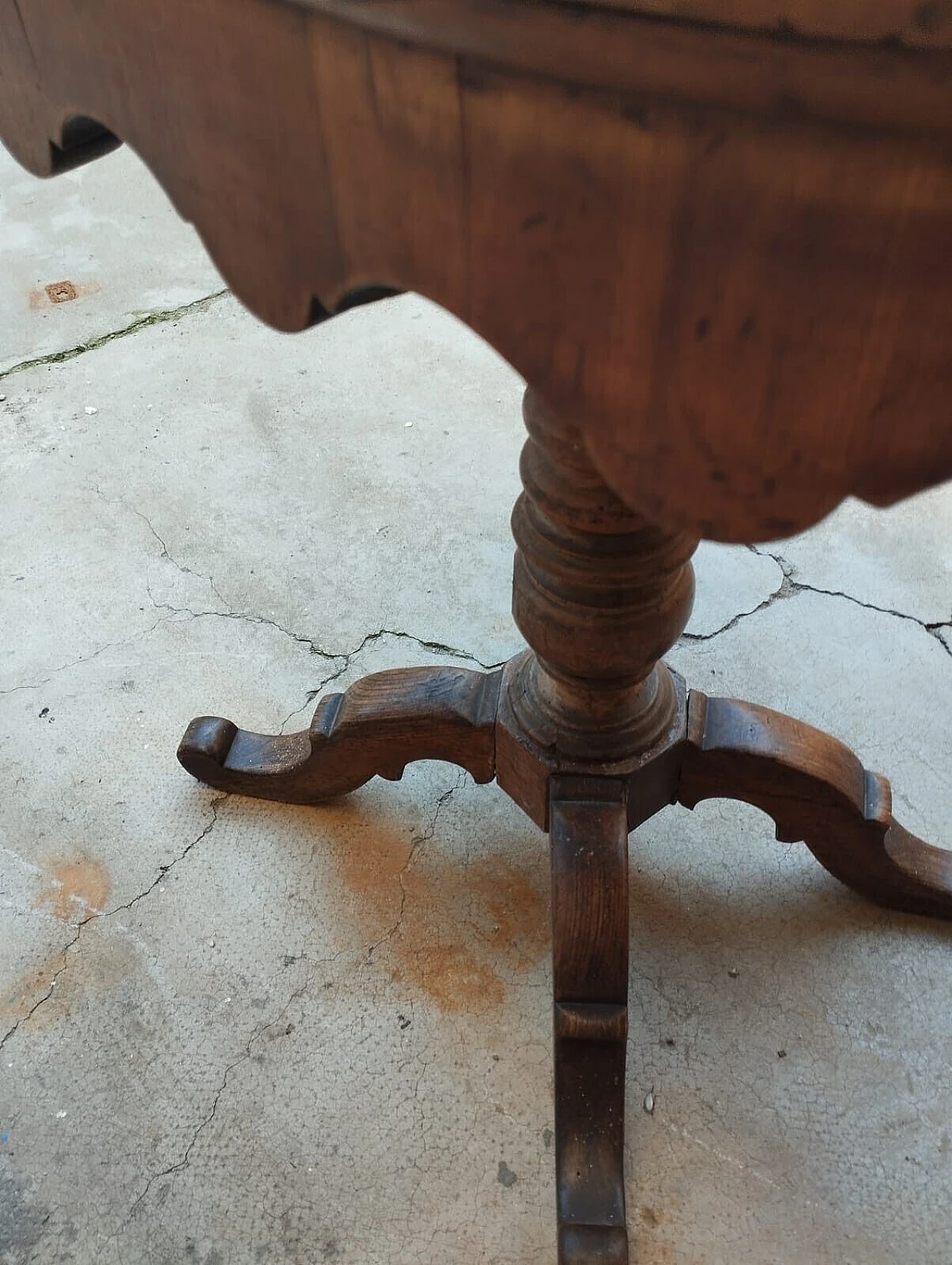 Tuscan oval cherry wood and walnut coffee table, 19th century 12