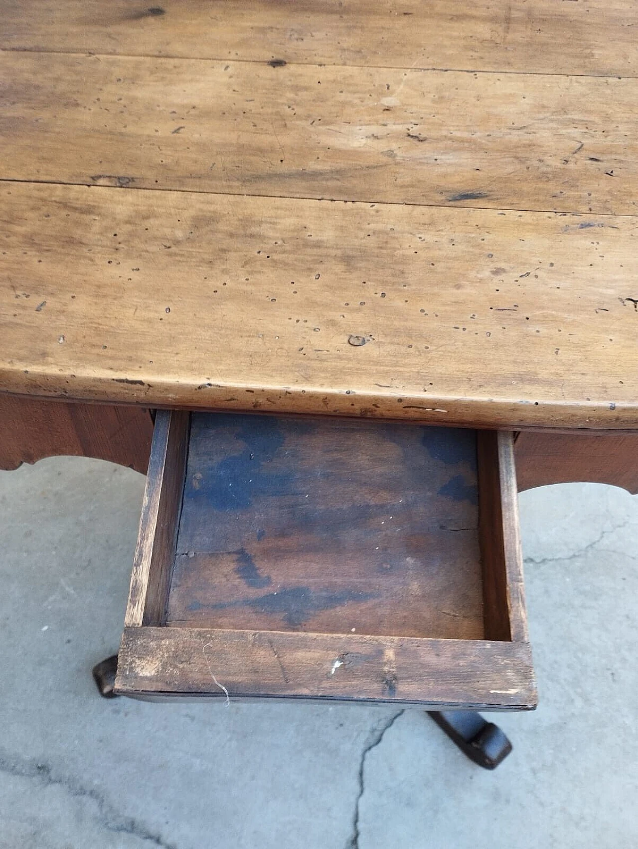 Tuscan oval cherry wood and walnut coffee table, 19th century 14