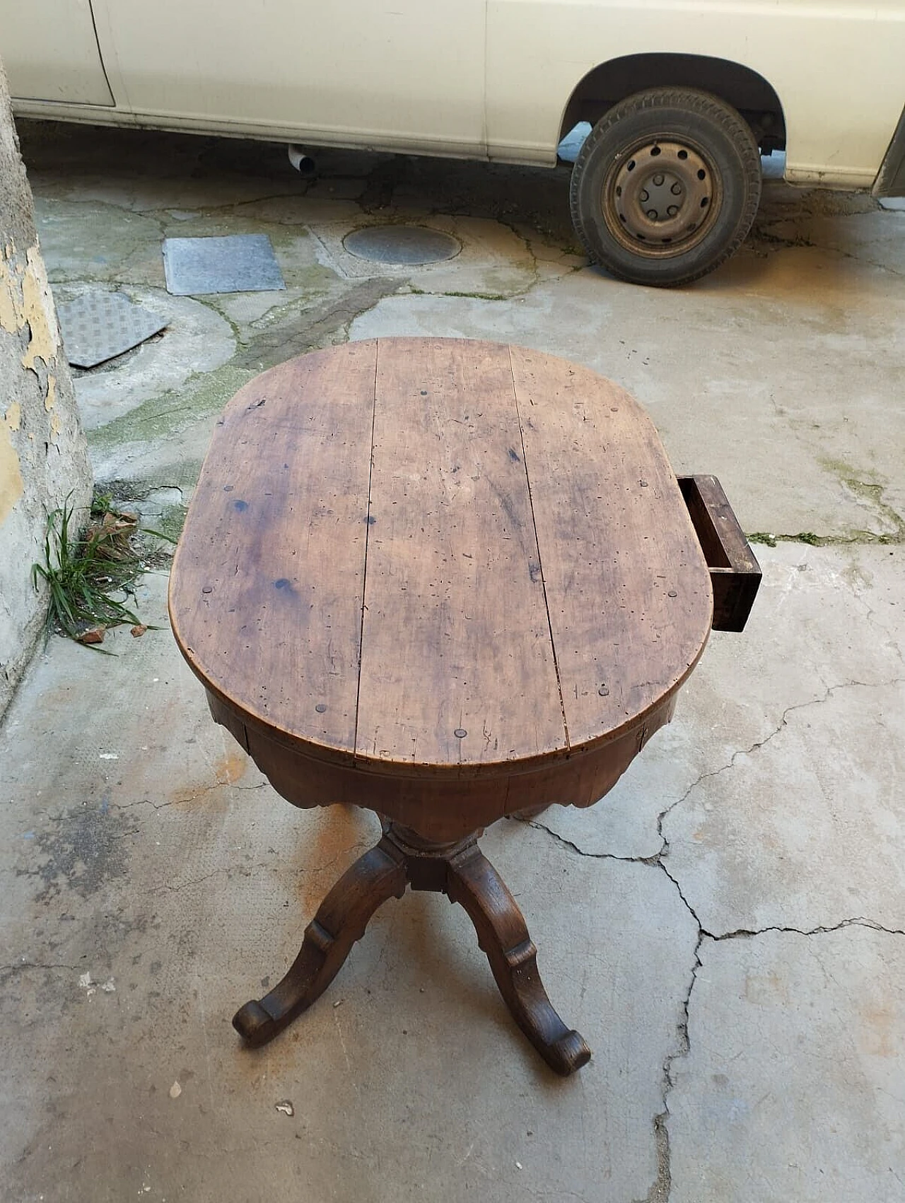 Tuscan oval cherry wood and walnut coffee table, 19th century 15