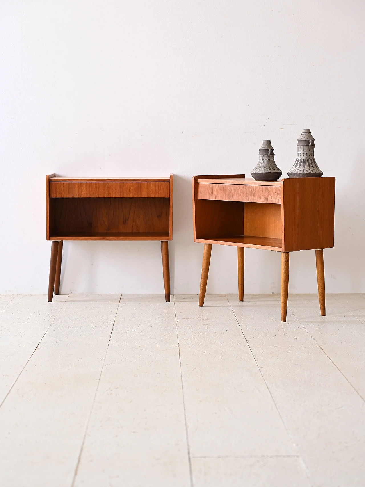 Coppia di comodini scandinavi in teak con vano a giorno, anni '60 1