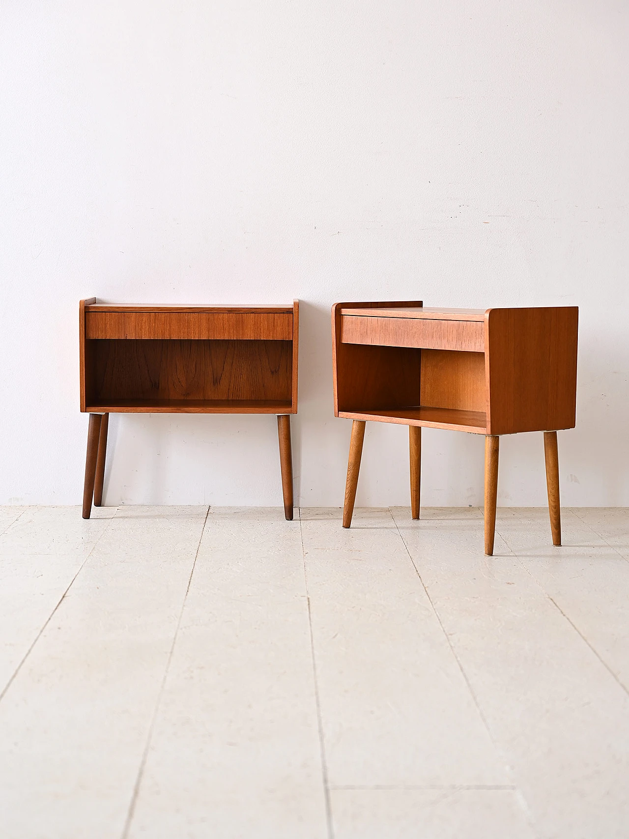 Coppia di comodini scandinavi in teak con vano a giorno, anni '60 2