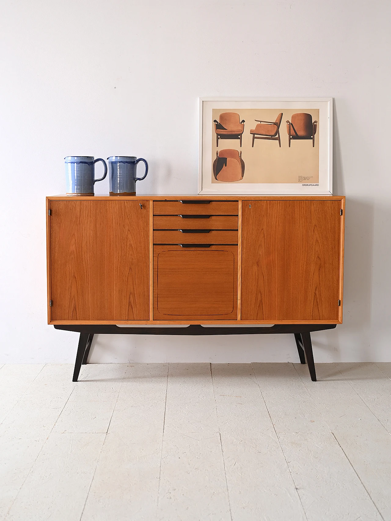 Credenza scandinava in teak con dettagli neri, anni '60 1