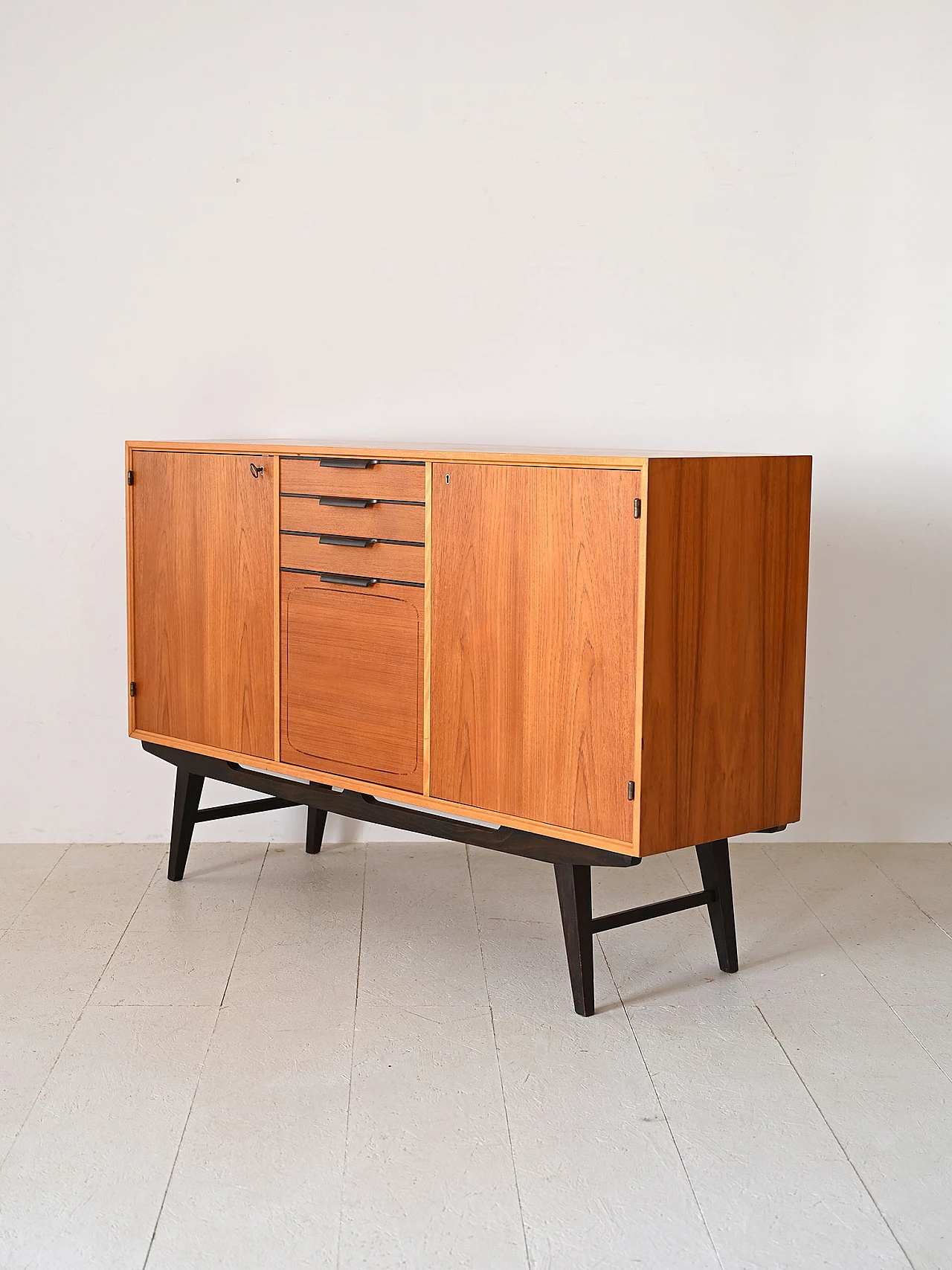 Credenza scandinava in teak con dettagli neri, anni '60 5