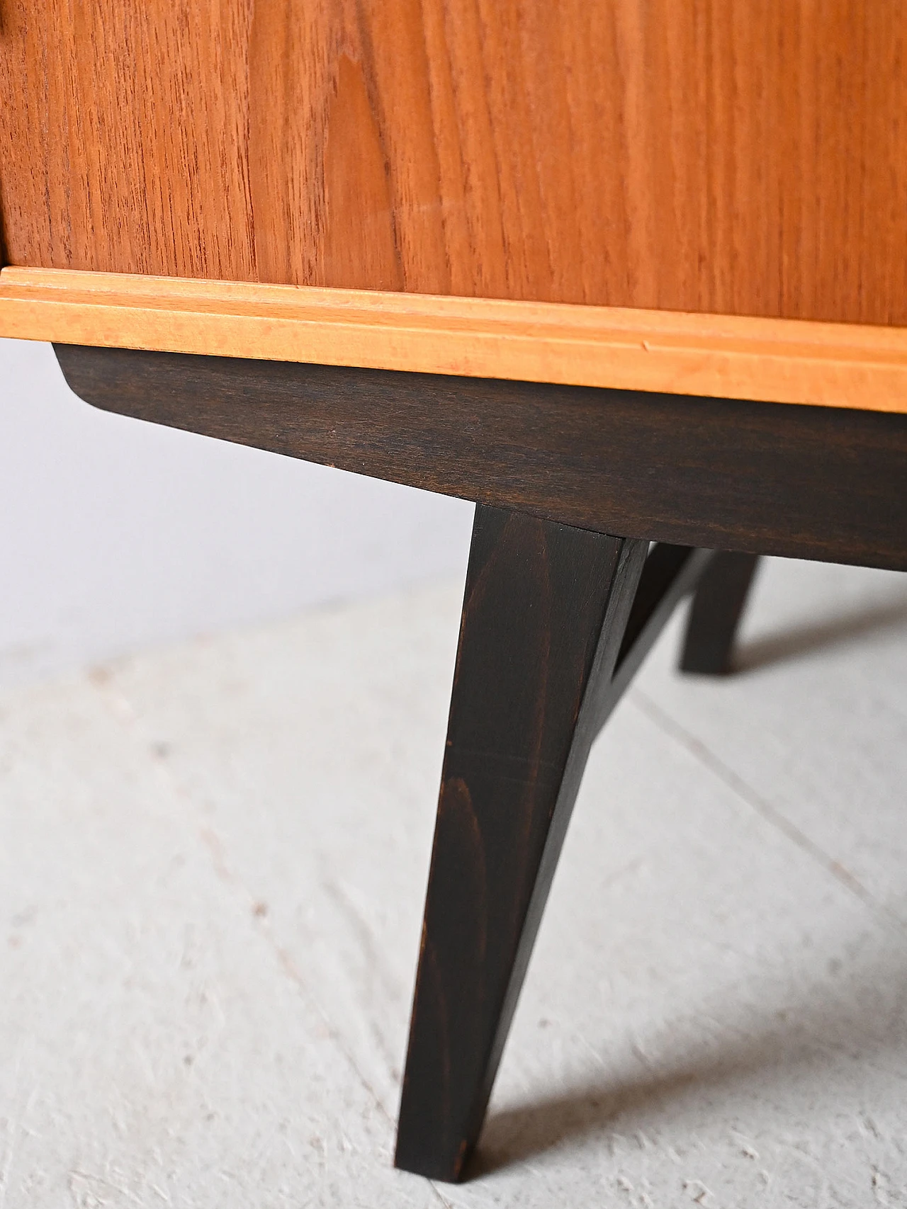 Credenza scandinava in teak con dettagli neri, anni '60 11