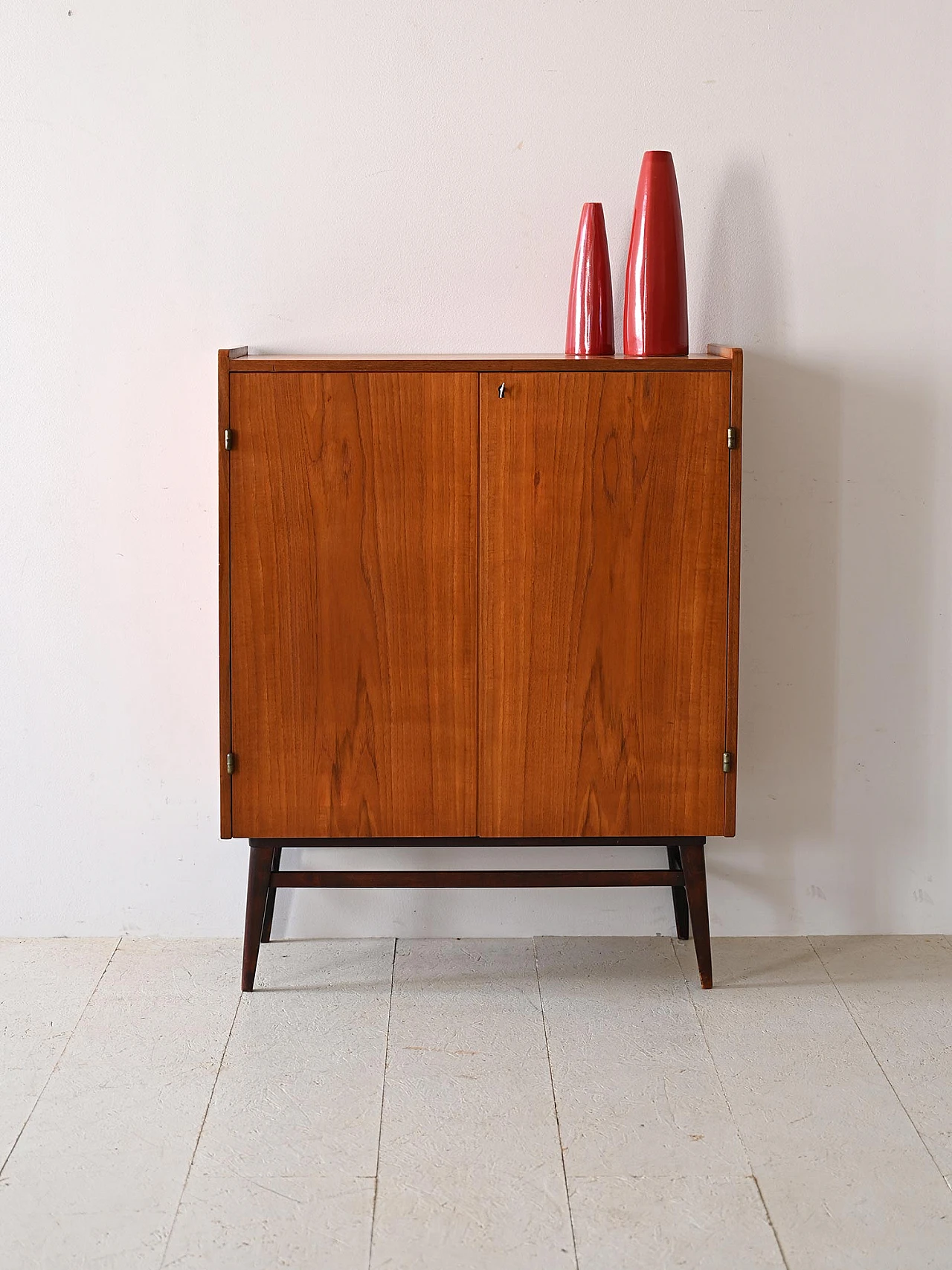 Mobiletto scandinavo in teak con ante, anni '60 1