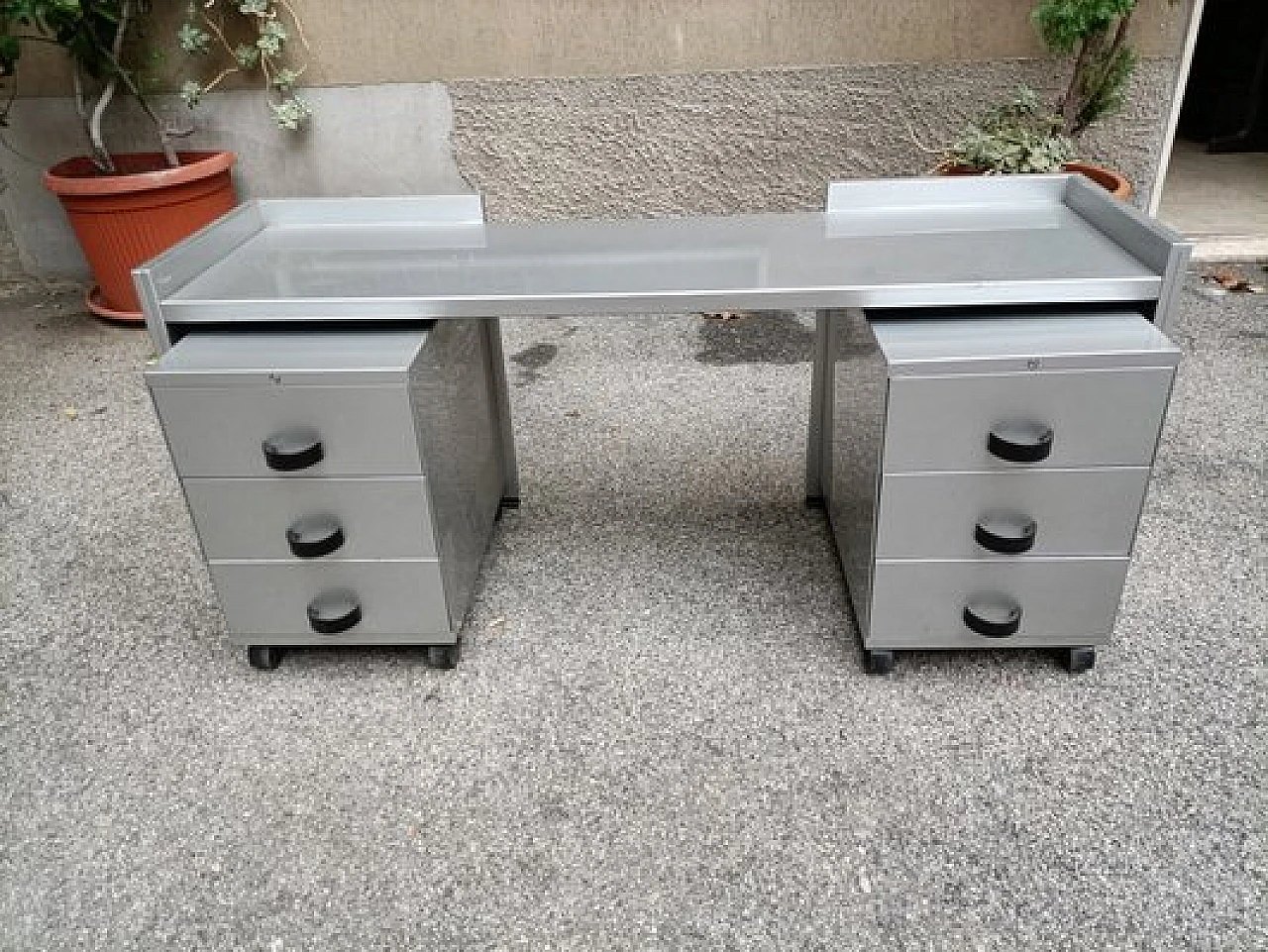 Steel desk with chest of drawers by O. Borsani from Tecno, 1970s 1