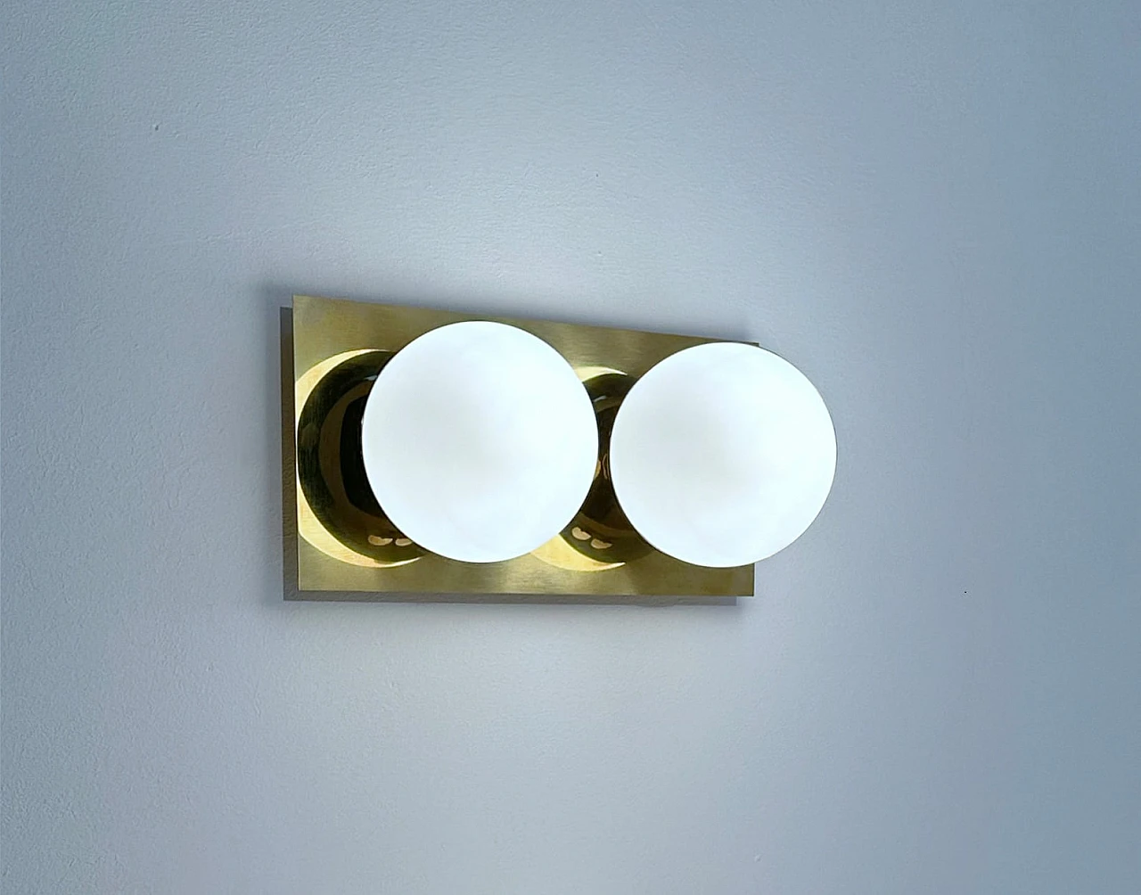 Double sphere glass wall light with brass plate 1