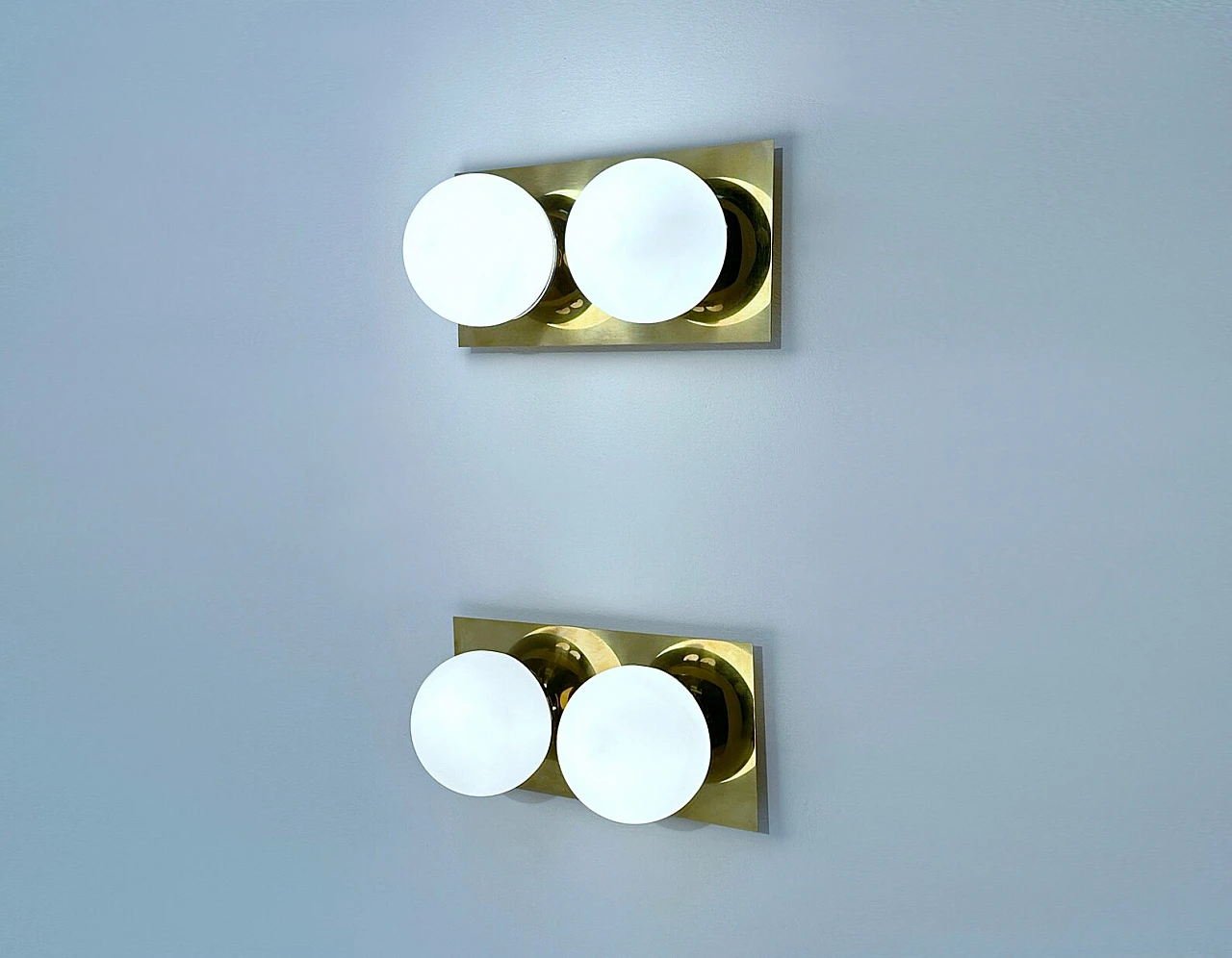 Double sphere glass wall light with brass plate 2