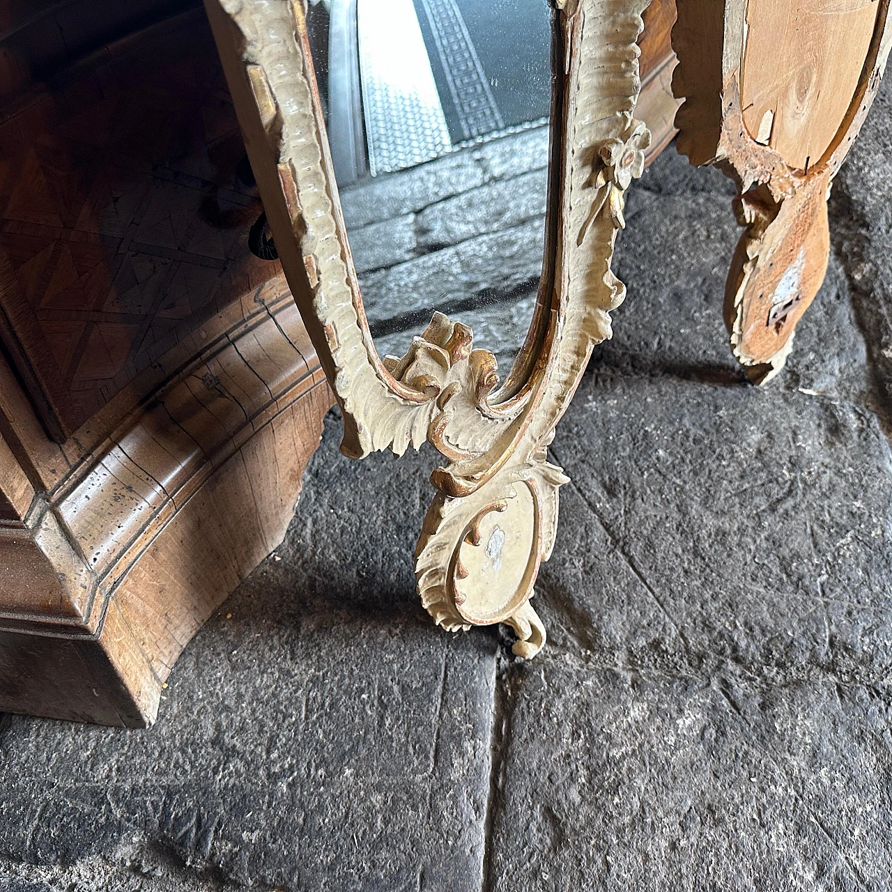 Pair of hand-carved lacquered wooden mirrors, early 20th century 3