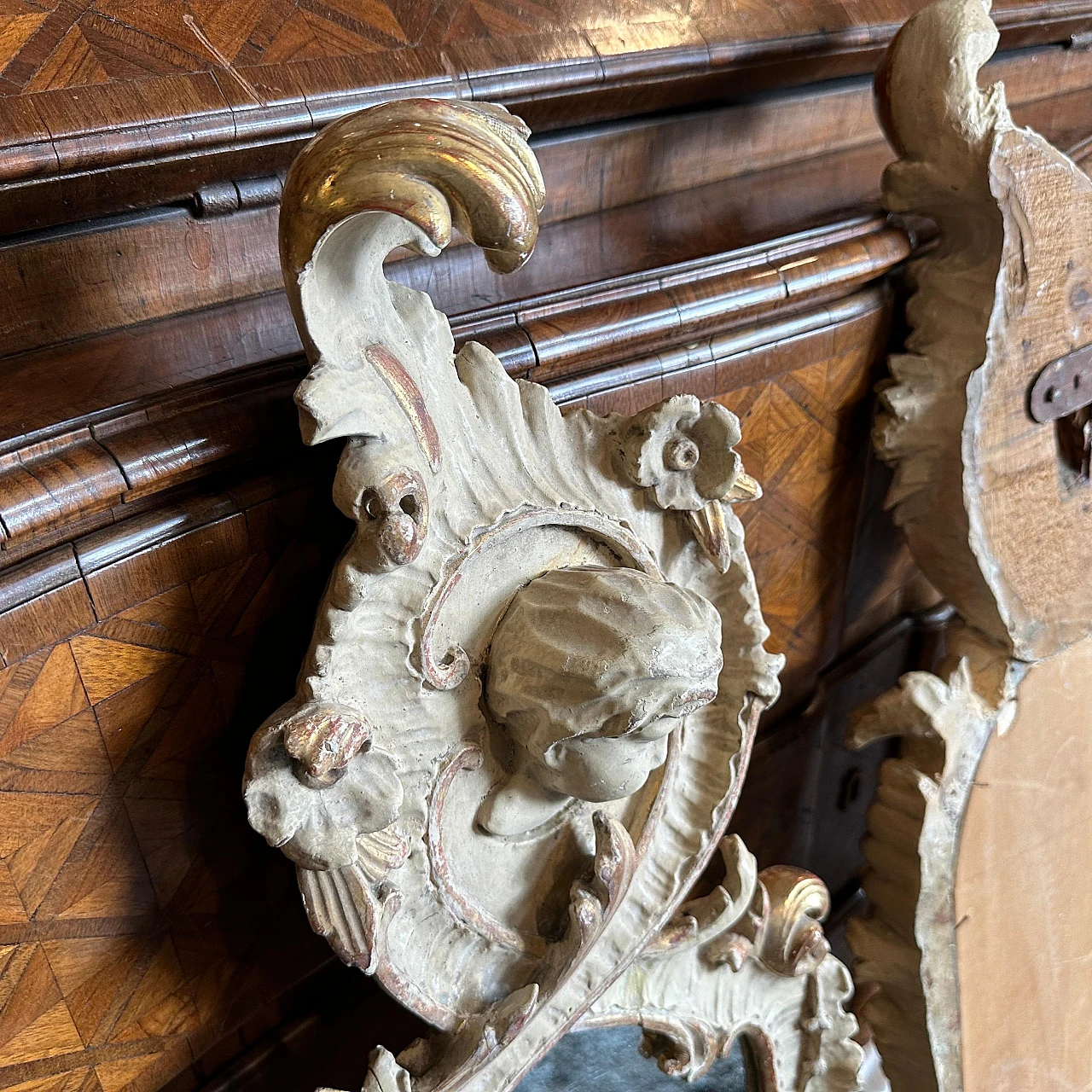 Pair of hand-carved lacquered wooden mirrors, early 20th century 4