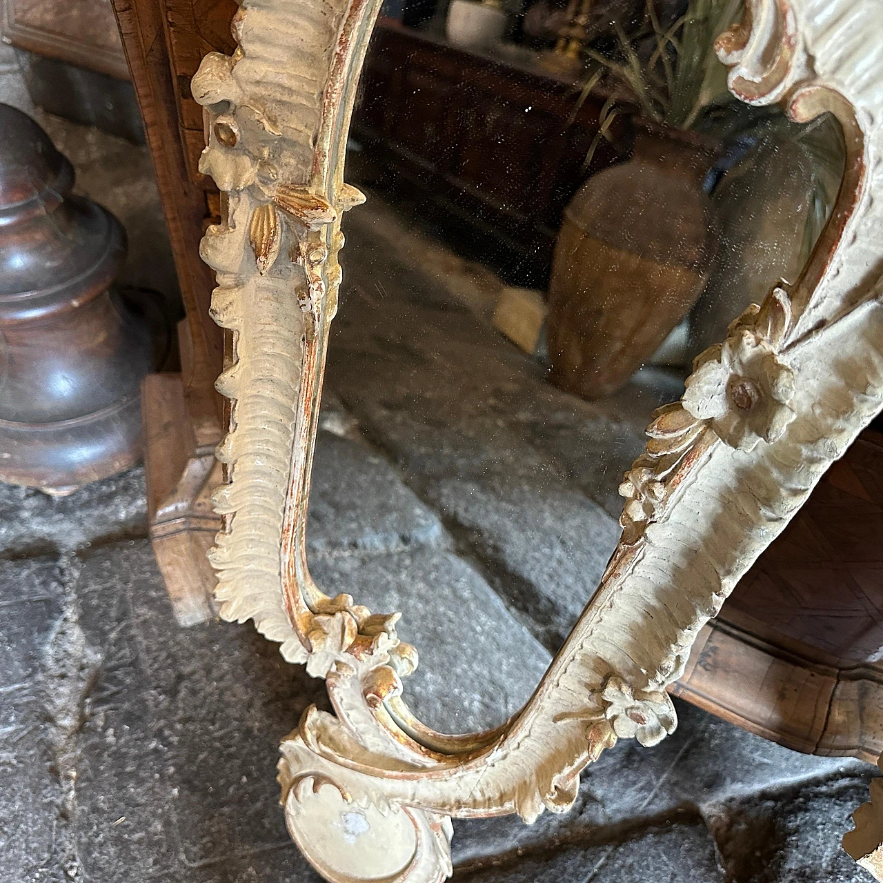 Pair of hand-carved lacquered wooden mirrors, early 20th century 5