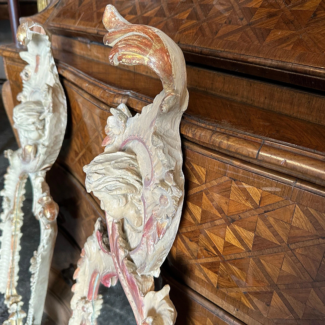 Pair of hand-carved lacquered wooden mirrors, early 20th century 12