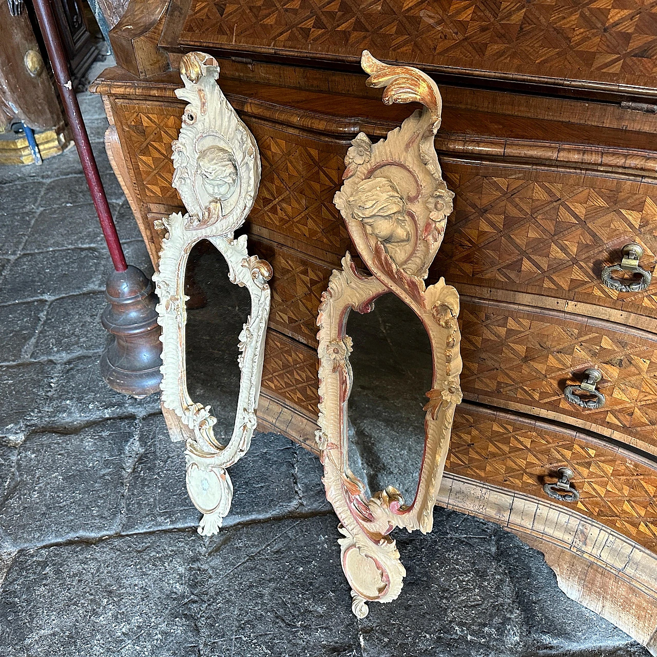 Pair of hand-carved lacquered wooden mirrors, early 20th century 13