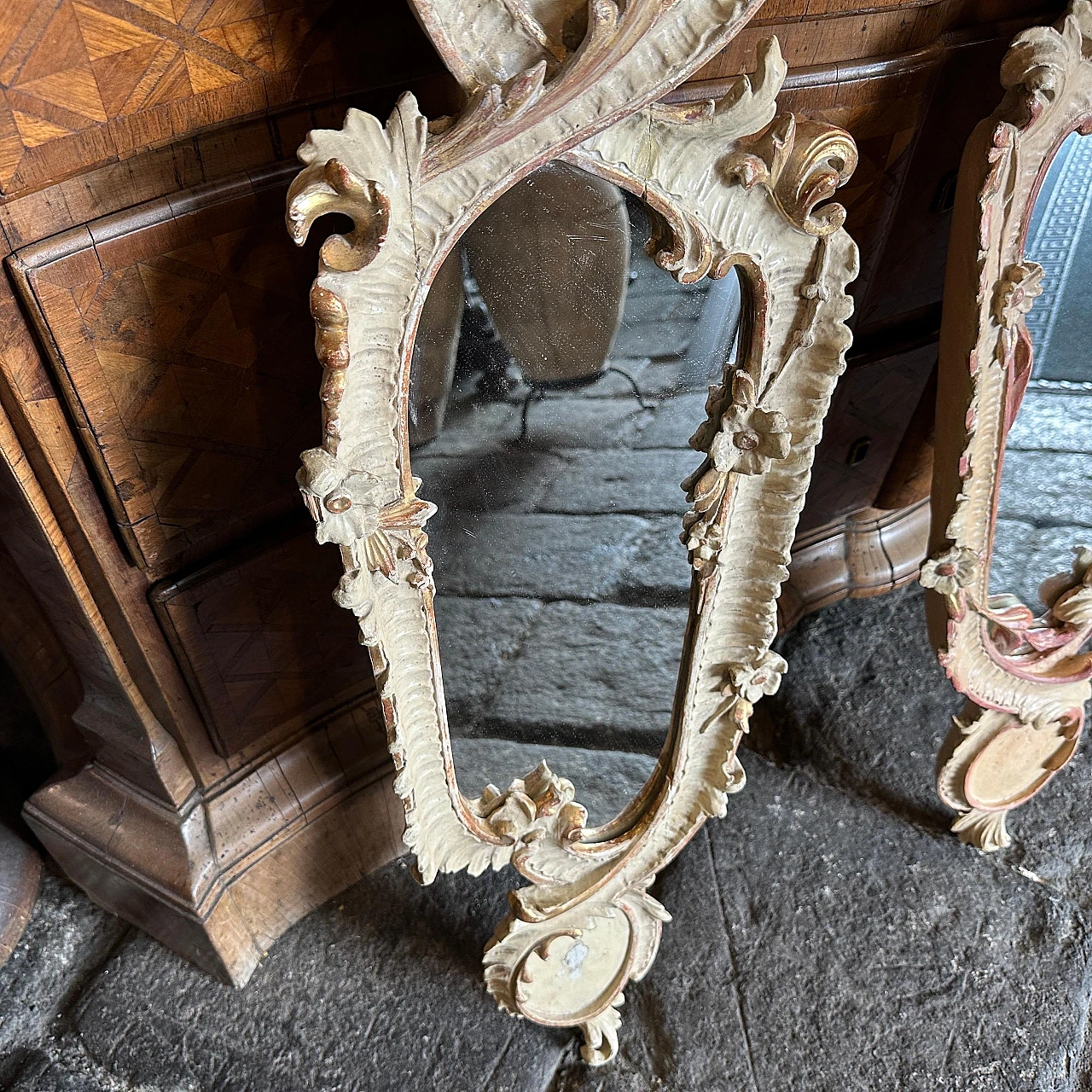 Pair of hand-carved lacquered wooden mirrors, early 20th century 14