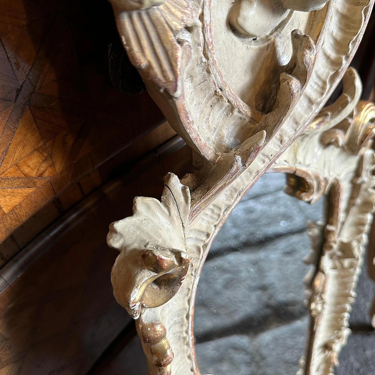 Pair of hand-carved lacquered wooden mirrors, early 20th century 15