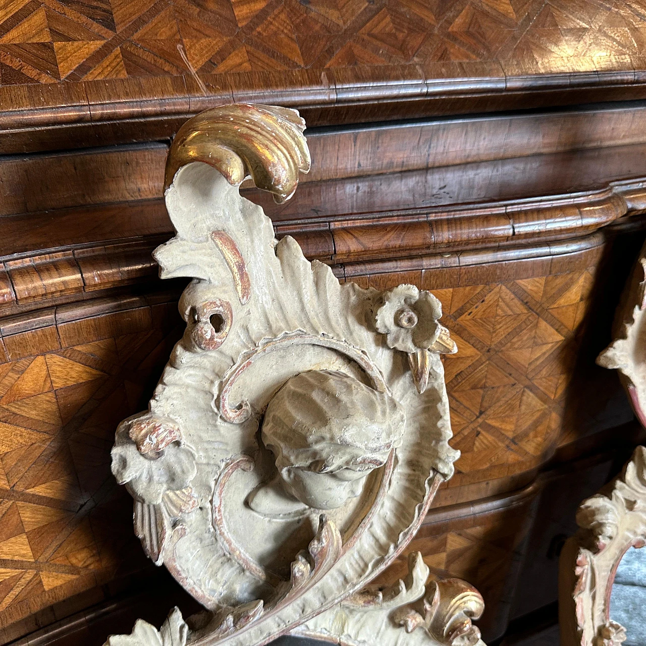 Pair of hand-carved lacquered wooden mirrors, early 20th century 18