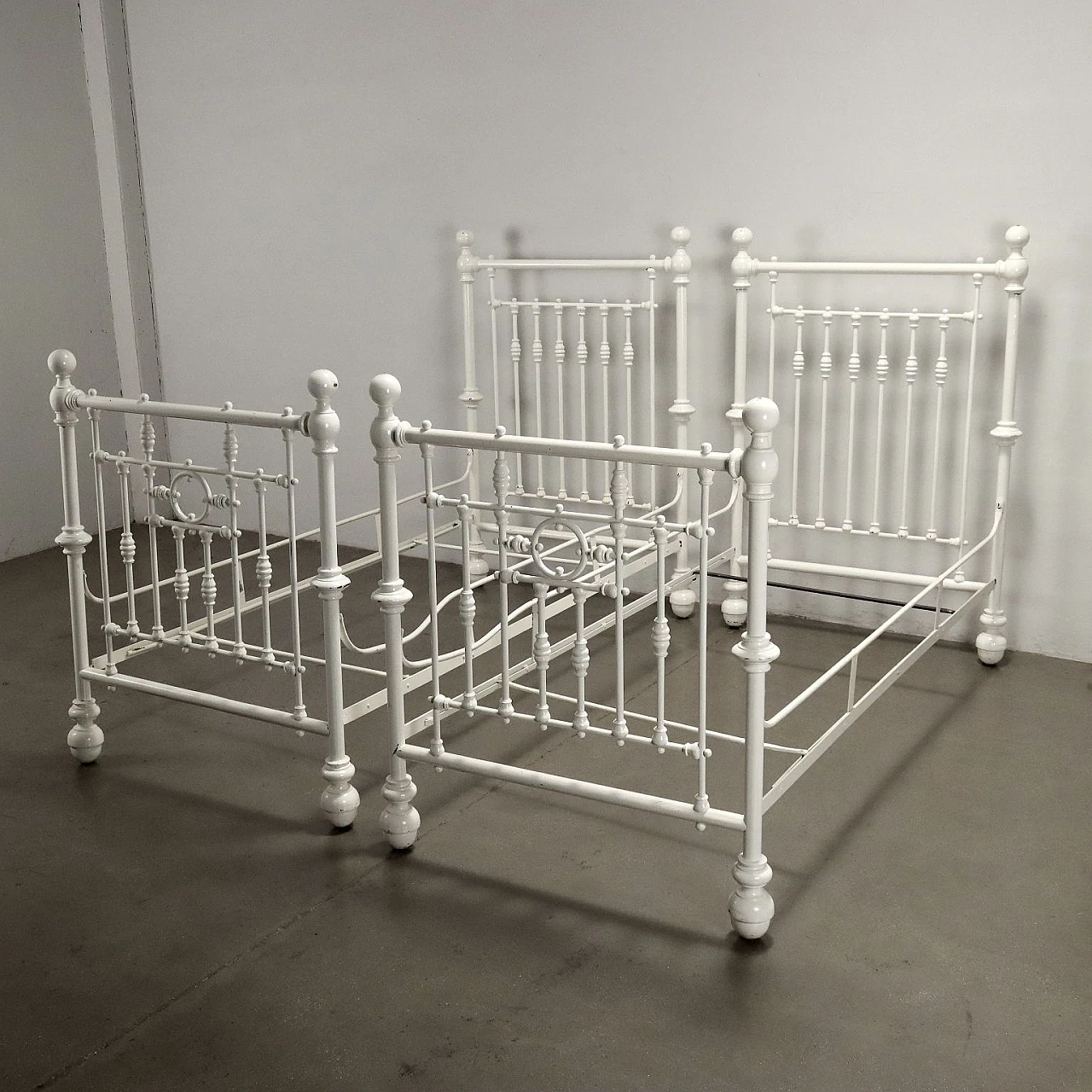Pair of white lacquered wrought iron single beds, early 20th century 2