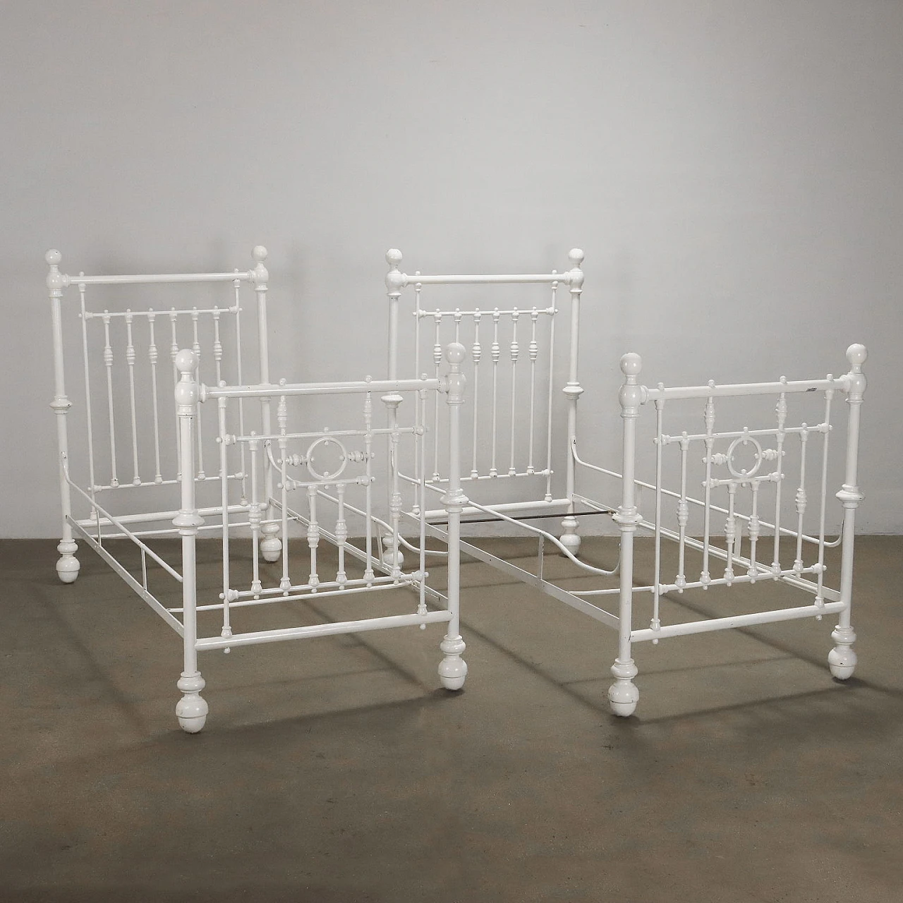 Pair of white lacquered wrought iron single beds, early 20th century 4