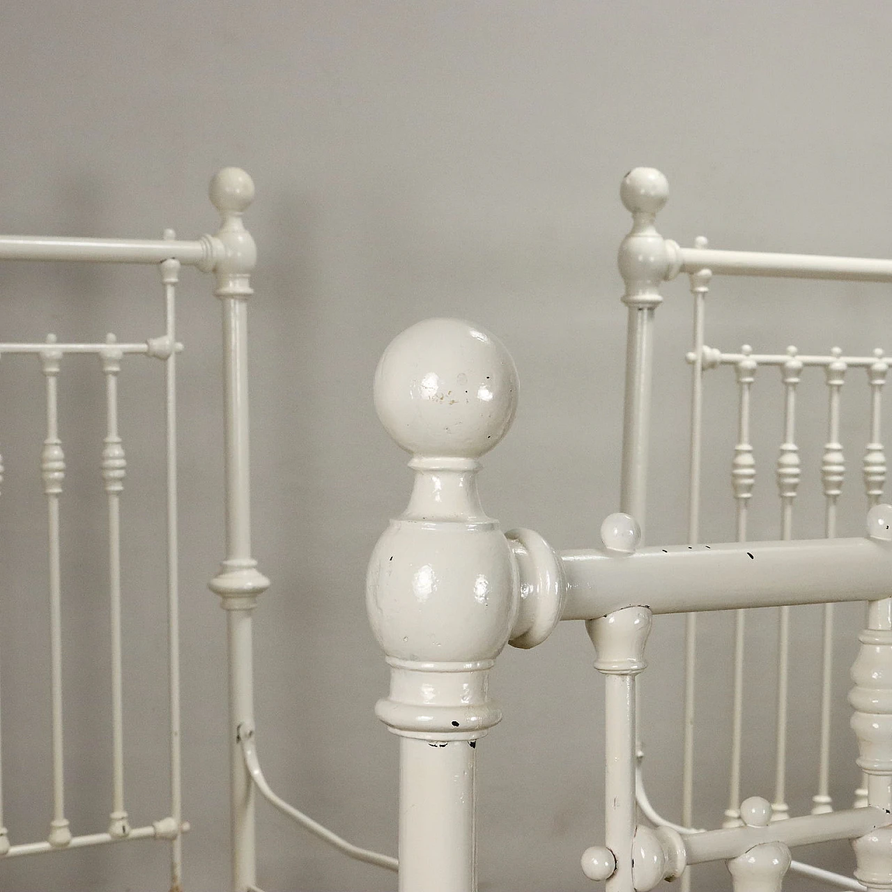 Pair of white lacquered wrought iron single beds, early 20th century 5