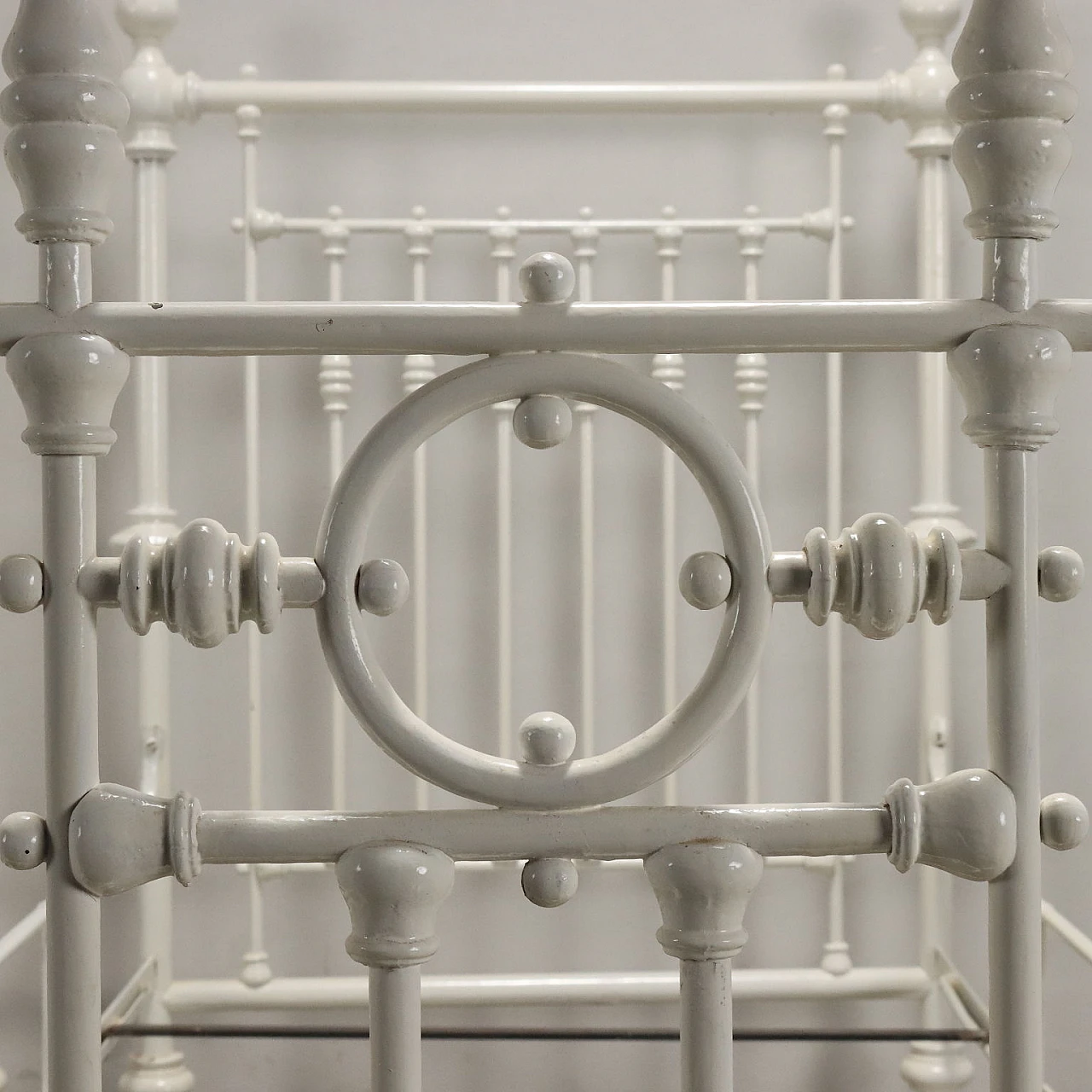 Pair of white lacquered wrought iron single beds, early 20th century 8