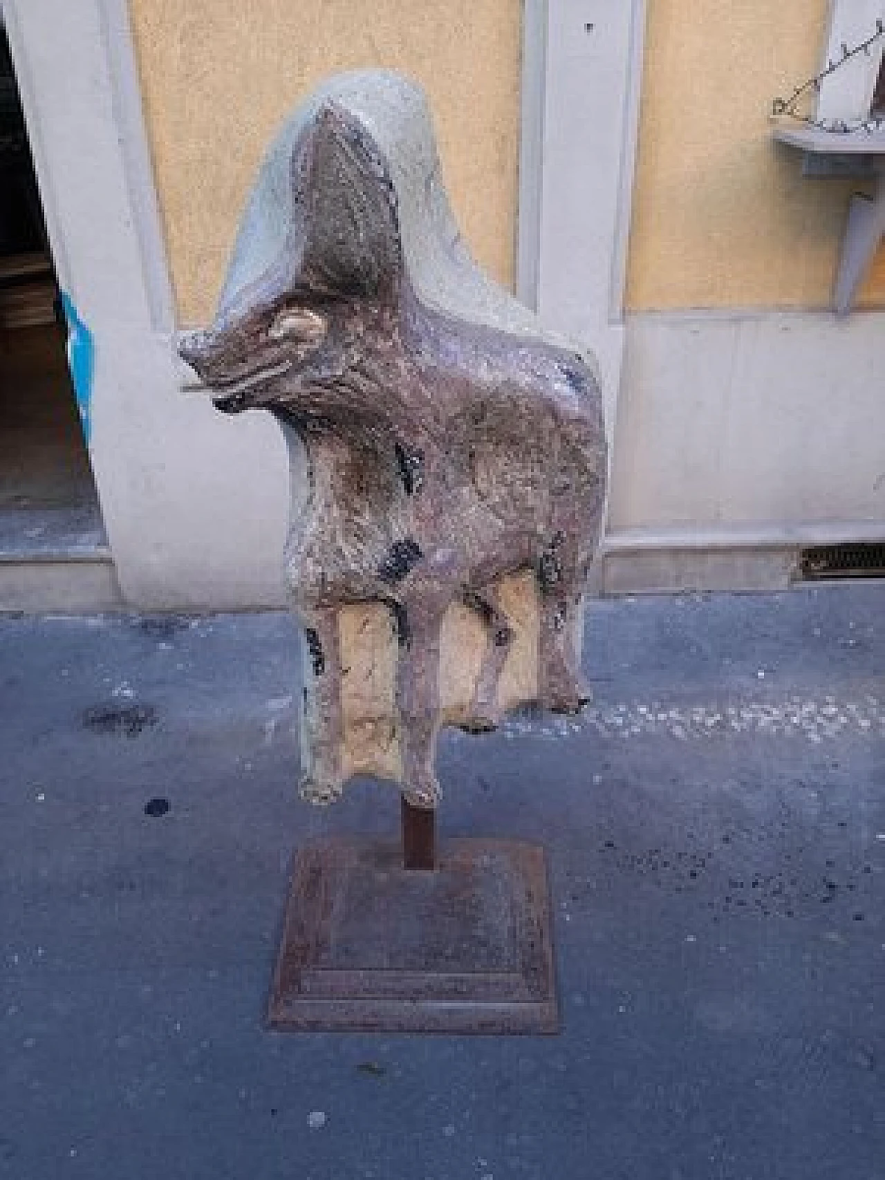 Lupo in gres policromo su ferro, scultura, anni '50 15