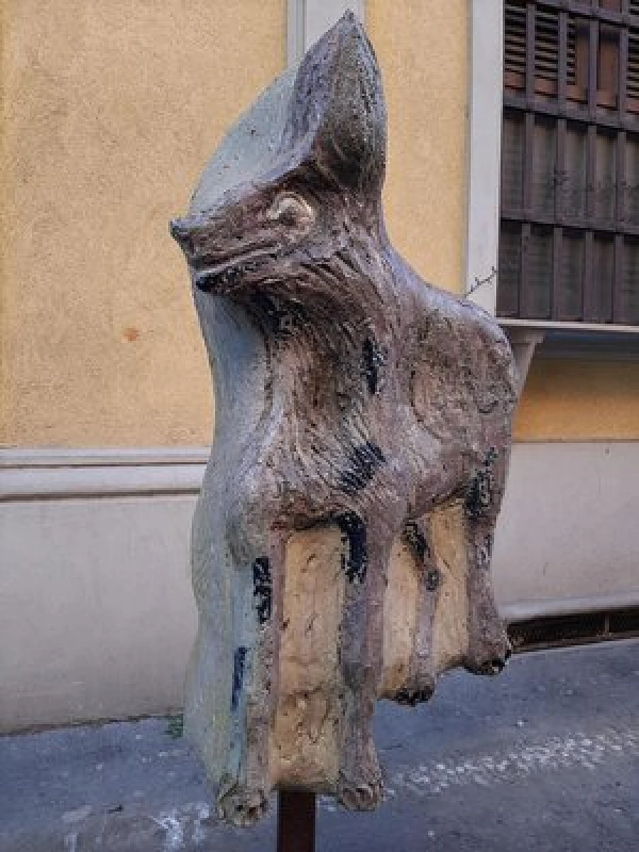 Lupo in gres policromo su ferro, scultura, anni '50 17