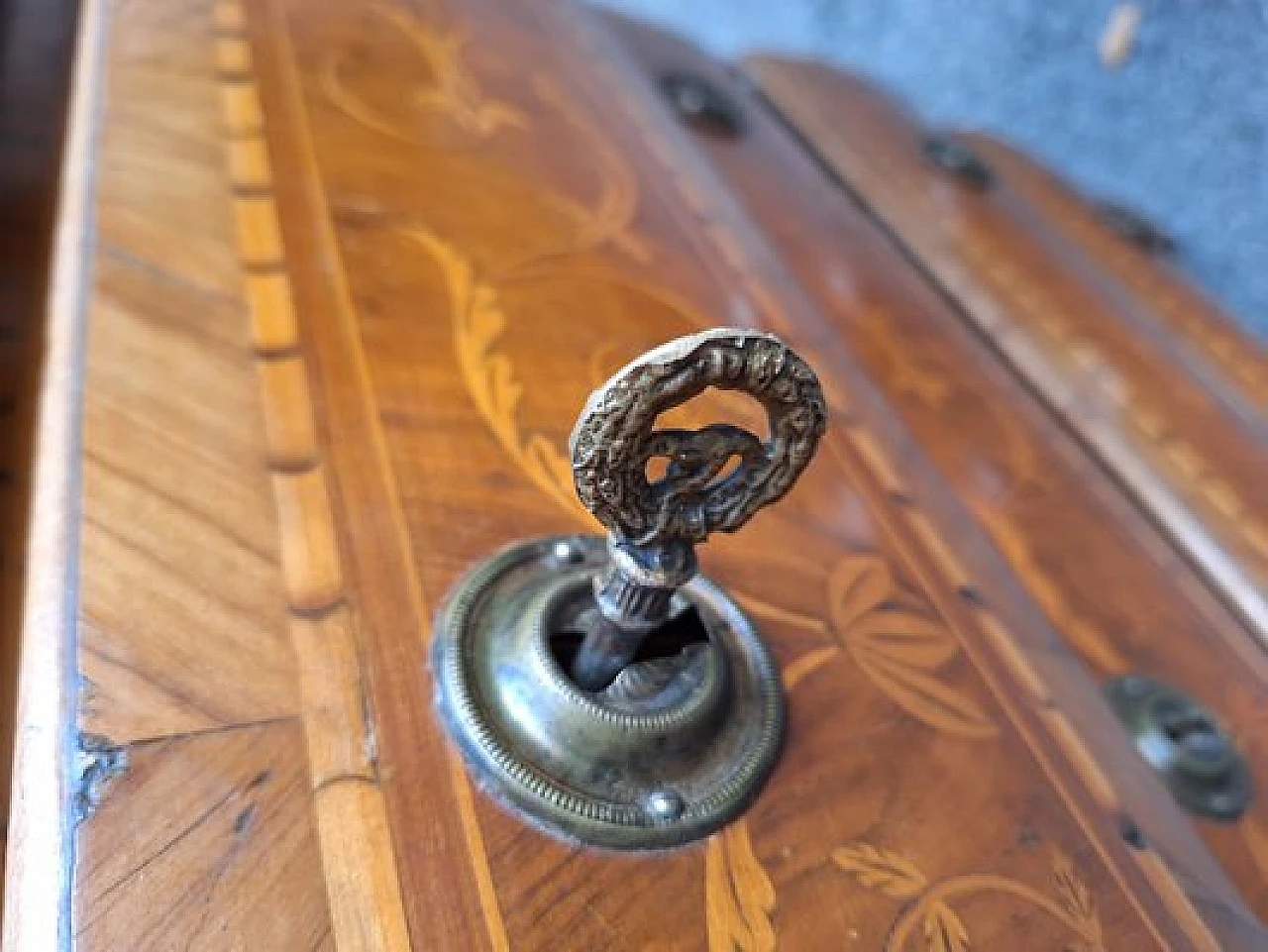 Wooden dresser with floral motifs and bronze details, 1790 14