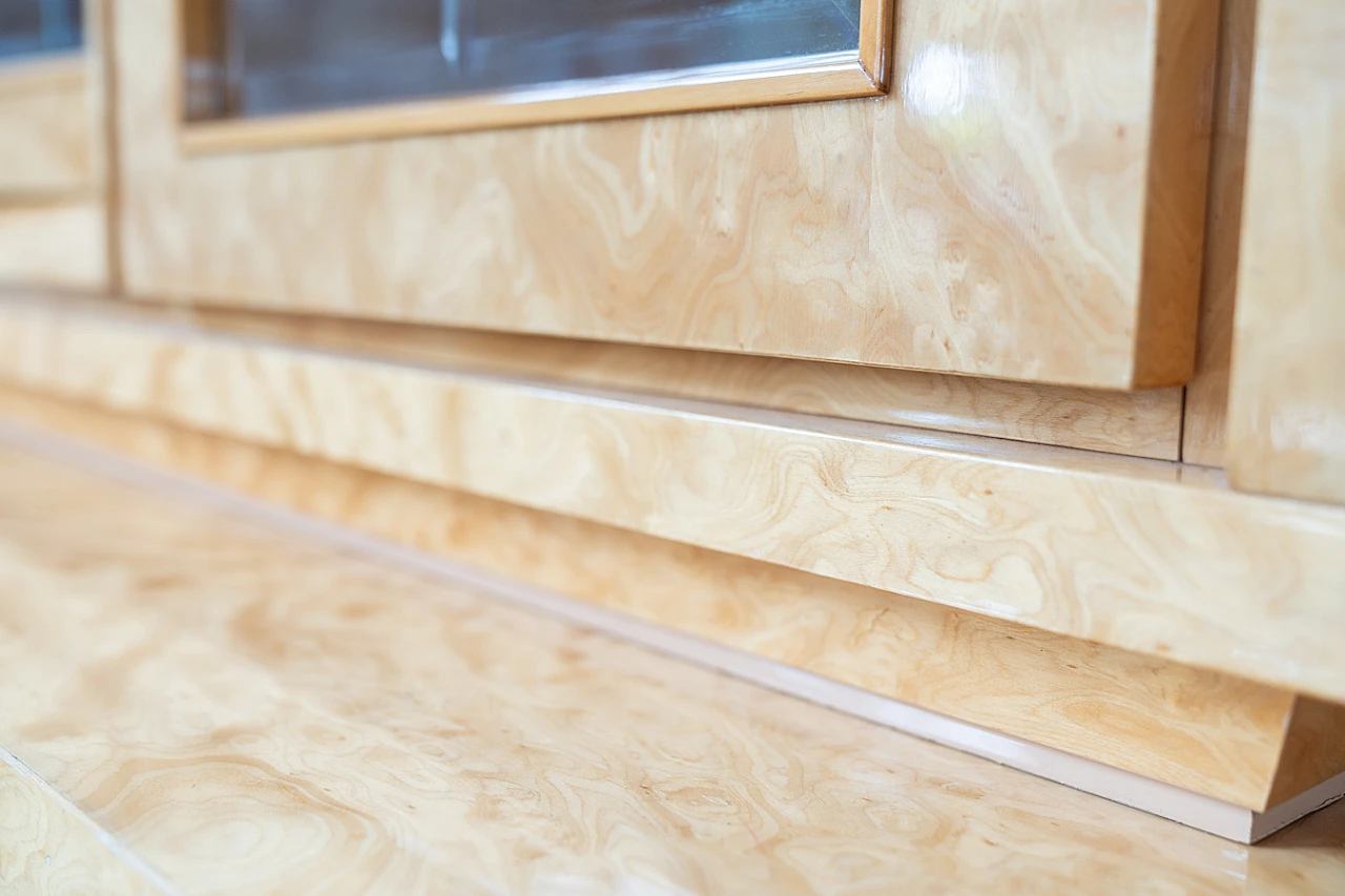 Credenza con vetrina in radica di betulla, anni '80 22