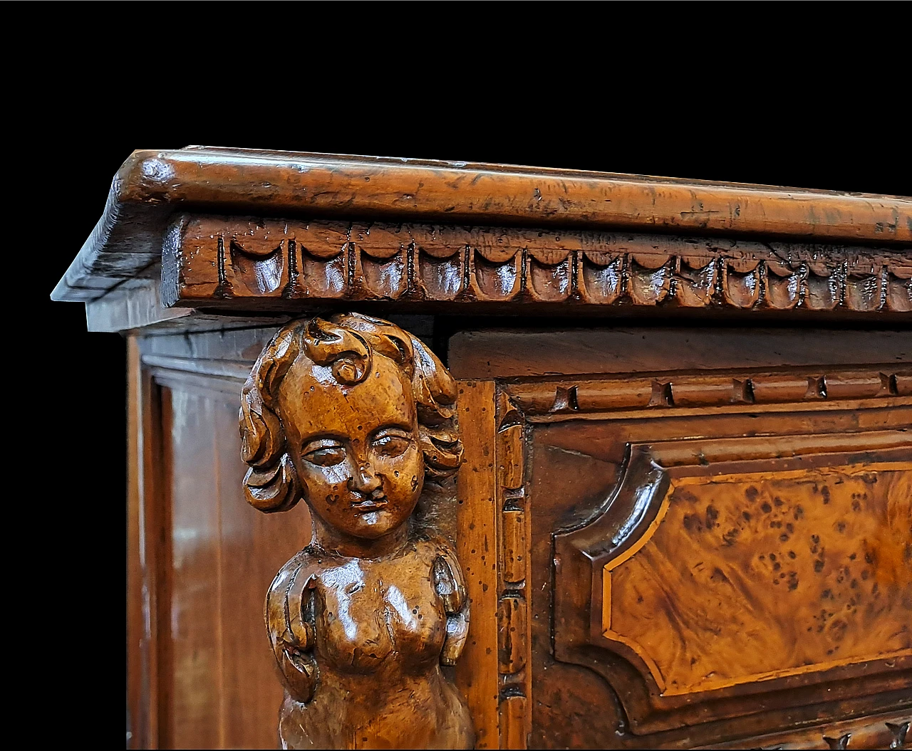 Solid walnut canter with walnut-root mouldings, 17th century 6