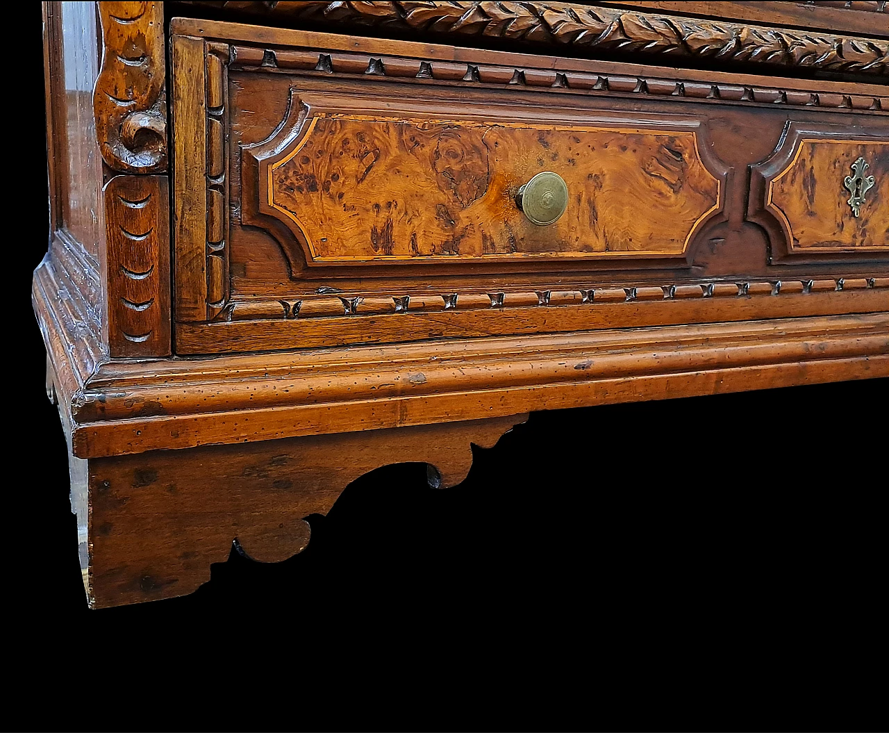 Solid walnut canter with walnut-root mouldings, 17th century 7
