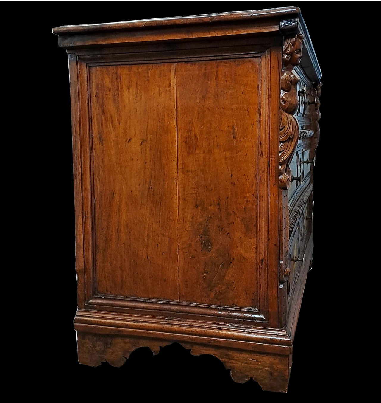 Solid walnut canter with walnut-root mouldings, 17th century 8