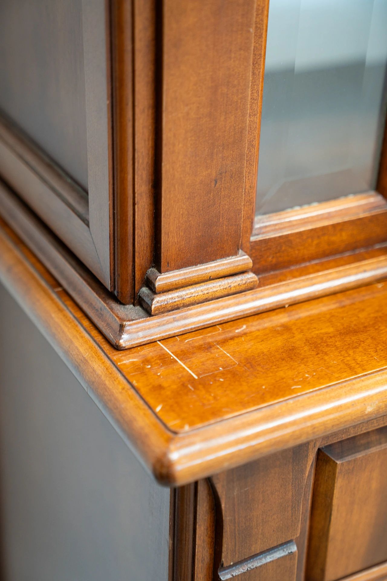 Walnut-stained carved beech display case, 1980s 19