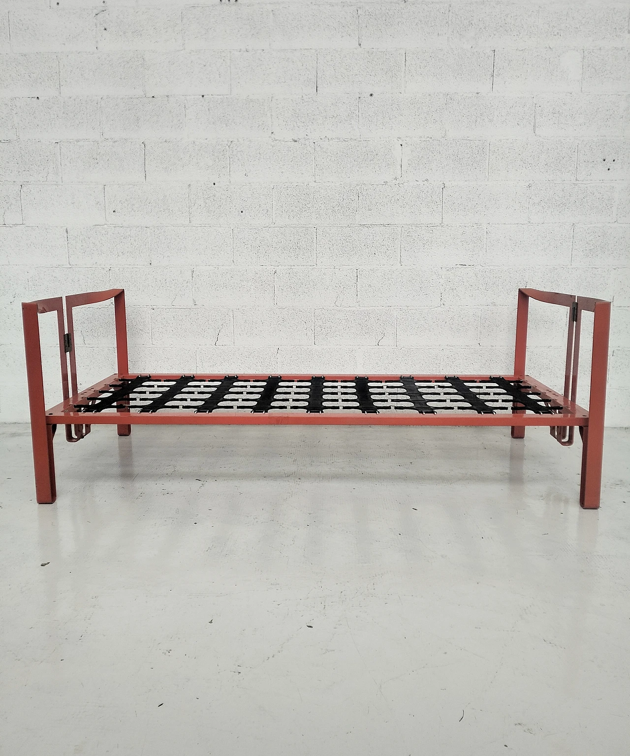 Red metal Vanessa bed by Tobia Scarpa for Gavina, 1970s 2